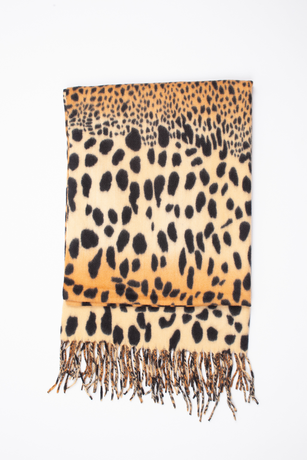 Шарф с анималистичным принтом изготовлен из практичной и приятной на ощупь 100 % вискозы. Изделие согреет в прохладную погоду, защитит от ветра голову и шею, с легкостью адаптируясь к различным комплектам для межсезонья.