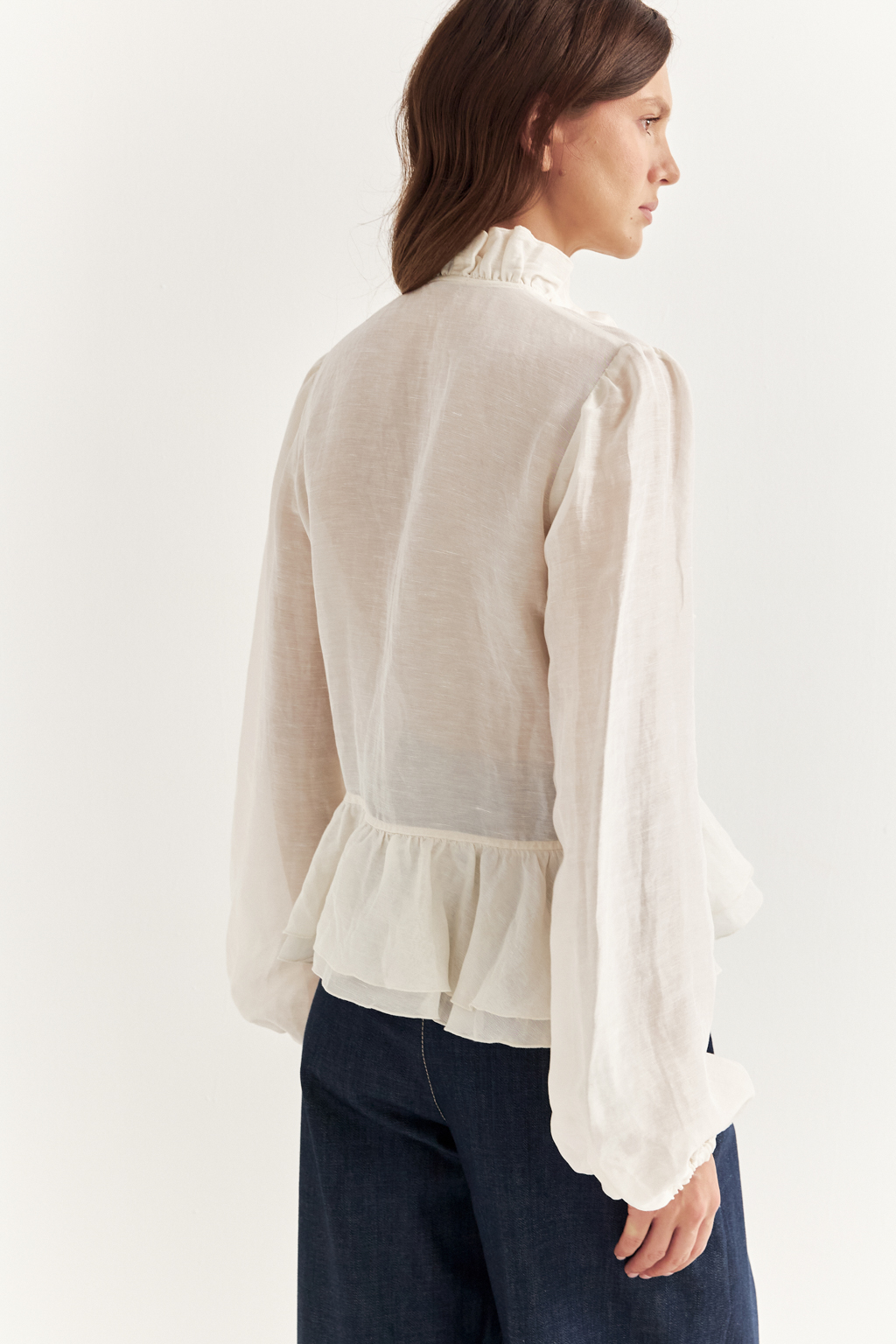 Блуза, выполненная в стиле бохо-шик, предстает в нежном и трендовом оттенке словочного масла. Ткань, сотканная из льна и вискозы, дарит ощущение легкости. Рюши изящно обрамляют борт и низ изделия, втачной рукав, слегка расширяющийся книзу, завершается мягким объемным манжетом. Блуза завязывается на шнуры-рулики.  Создавайте из этой блузы романтические образы, используйте ее также как второй слой для  многослойного сложного образа.