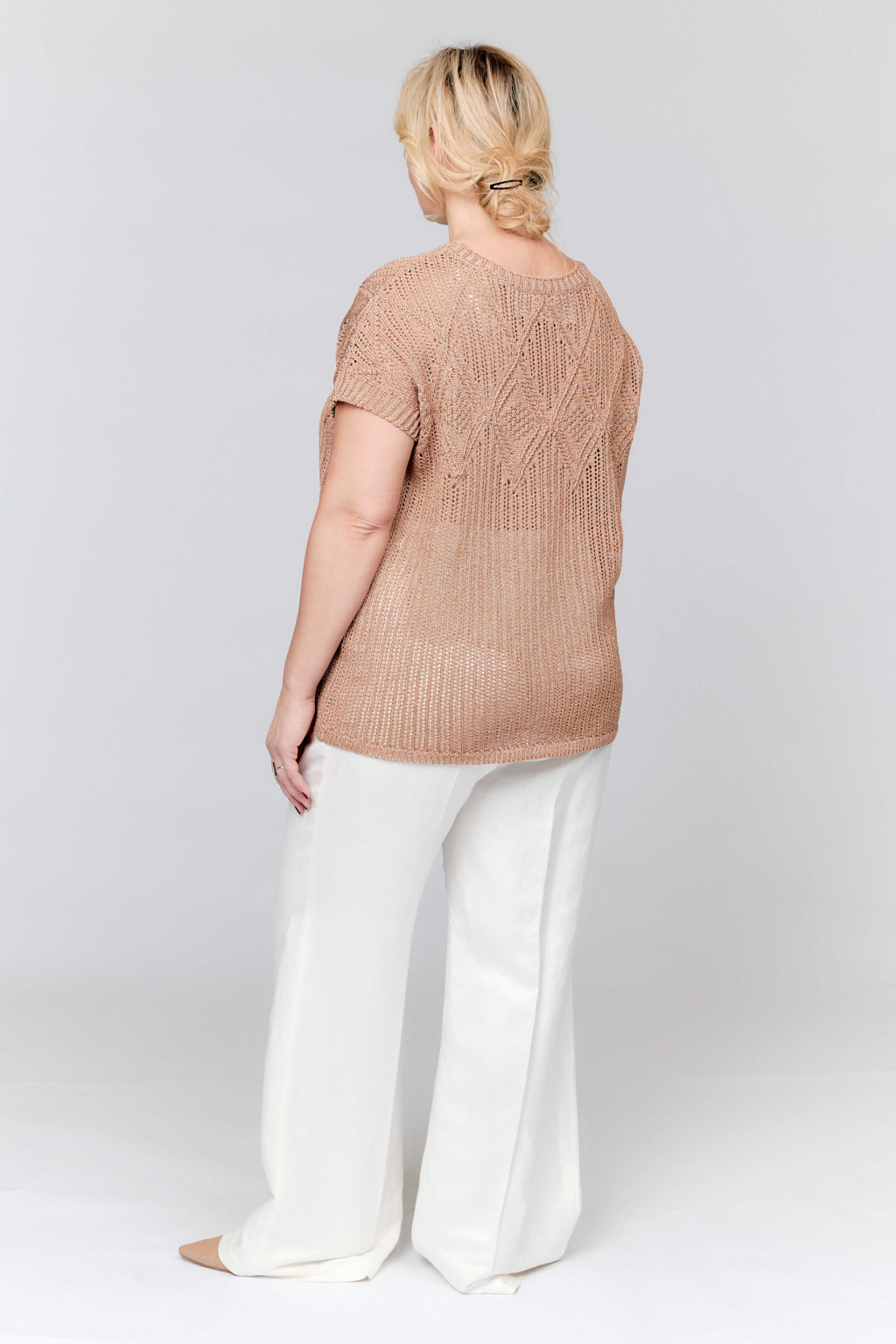 Джемпер без рукавов свободного кроя с круглым вырезом.