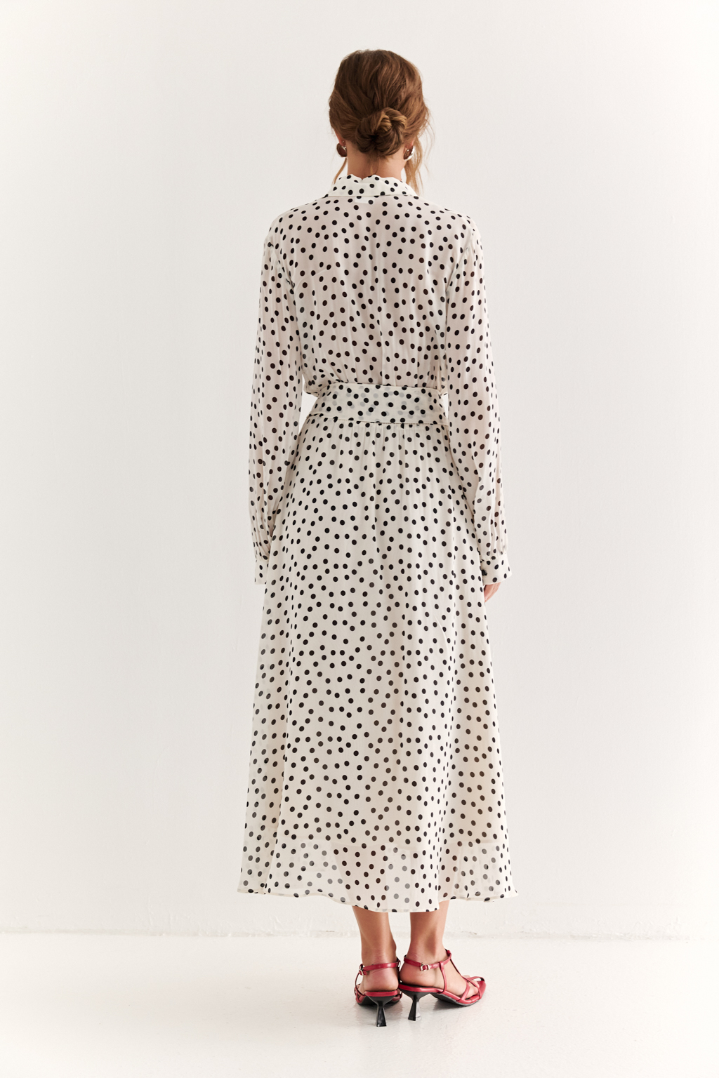 Платье миди в горох: винтажный шарм и деликатная женственность

Лёгкое платье из 100% вискозы с гороховым принтом — это дань утончённой романтике. Акцентная горловина с рюшами и завязками придаёт образу нотку винтажного шика. 
Прямой силуэт с мягким поясом подчёркивает талию, а длинная струящаяся юбка создаёт элегантную линию движения. 

Ткань из вискозы приятна к телу, дышит и красиво драпируется, делая это платье идеальным для повседневных прогулок, свиданий или лёгких выходов в свет.

Нежность в каждом движении. Платье, которое говорит за вас.