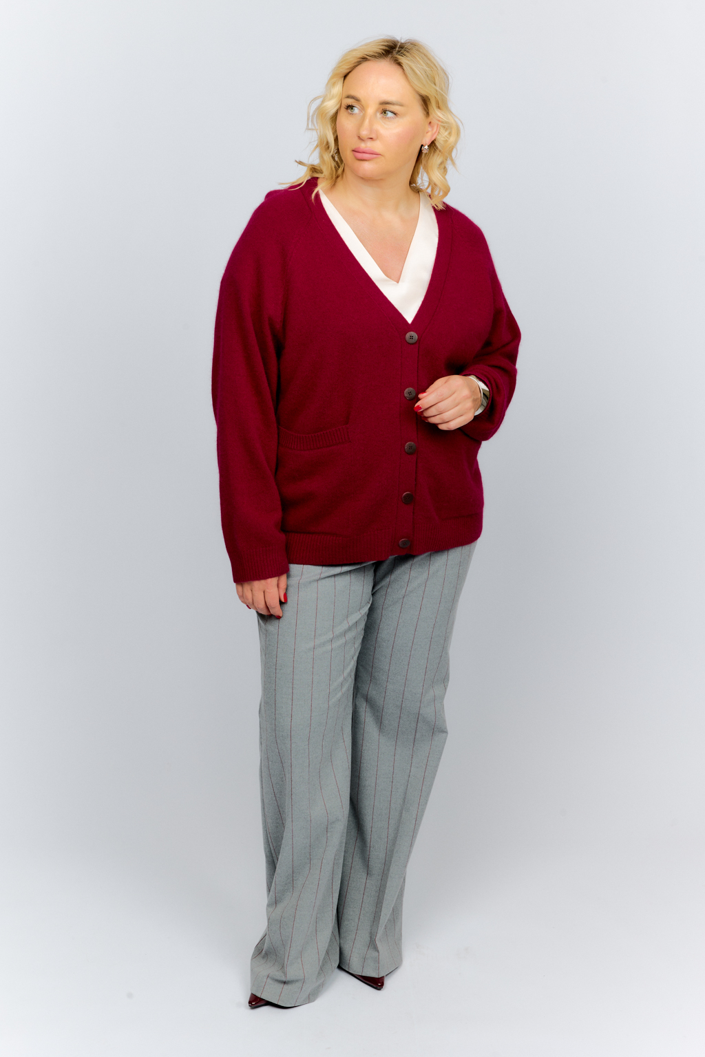 Кардиган прямого силуэта с V-образным вырезом и двумя накладными карманами. Застежка на пуговицах.