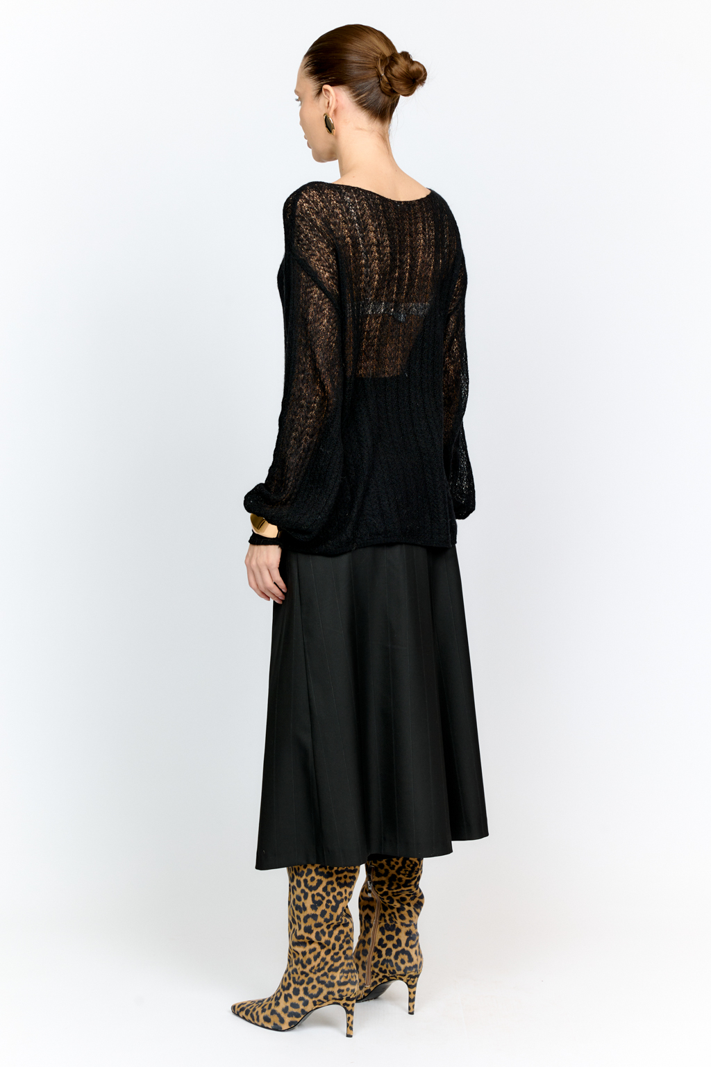 Трикотажный джемпер из мягой пряжи черного цвета с шерстью альпаки с ажурным дизайном, круглой горловиной, длинным рукавом и свободным силуэтом. Женственная модель, которая подарит уют и тепло без ощущуения тяжести. Акцентное и в то же время базовое изделие.