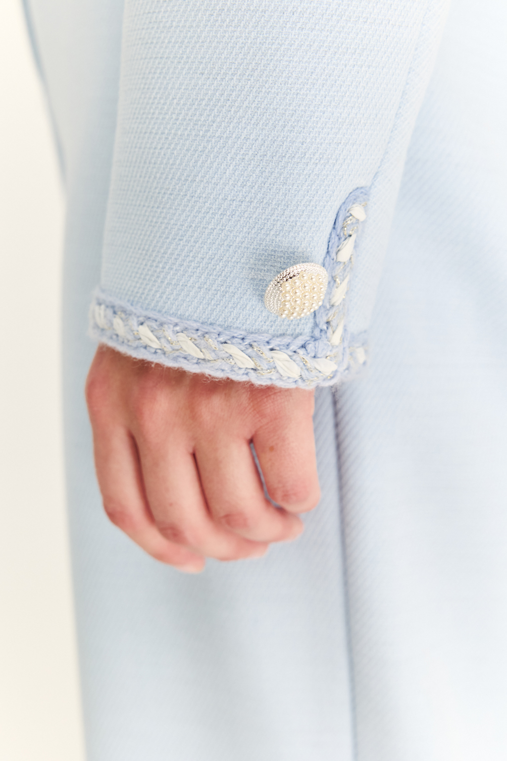 Жакет в стиле Chanel: вечная классика с характером. Икона женственности в новом прочтении — жакет в стиле Chanel с характерными элементами: округлым вырезом, выразительной декоративной тесьмой и крупными акцентными пуговицами. Прямой укороченный силуэт подчёркивает линию талии и делает модель идеальной как для офисного образа, так и для изысканного вечера. Накладные карманы добавляют практичности и шарма, а отделка по борту и рукавам формирует изящную рамку силуэта. Носите с юбкой, джинсами или брюками — он добавит статусности в любой комплект. Легендарный силуэт. Современное звучание.