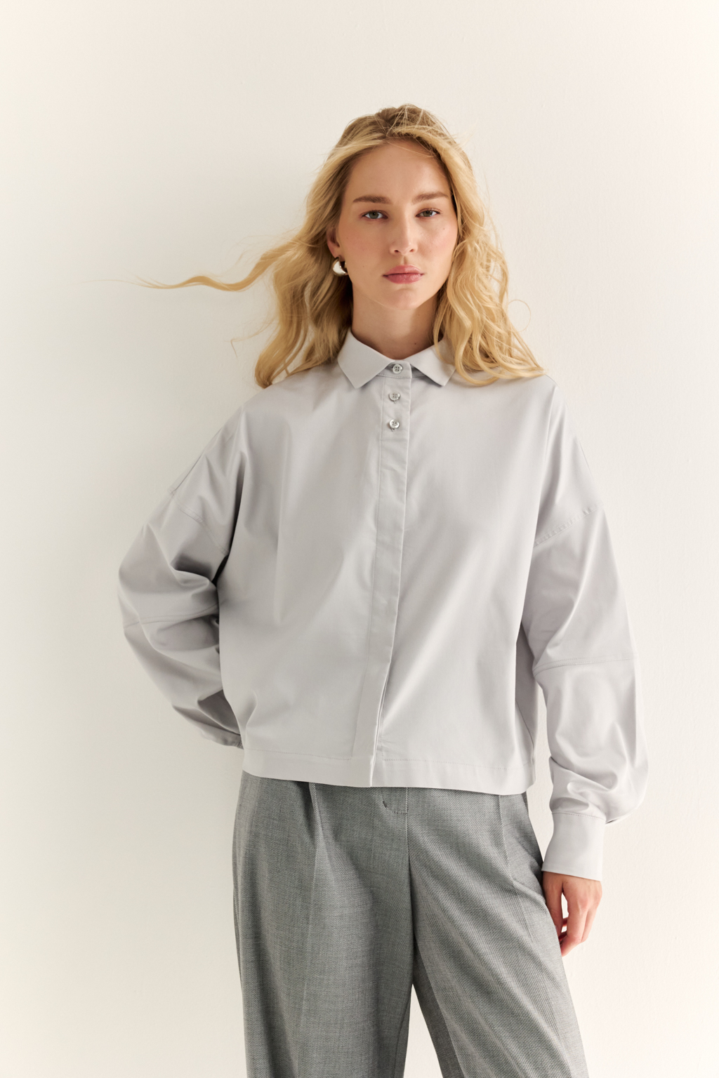 Oversize-рубашка: свобода в форме, точность в деталях

Эта укороченная oversize-рубашка — воплощение современного кроя и функционального стиля. Объёмные рукава с манжетами, акцентная застежка и выразительная спинка с декоративными элементами придают образу архитектурность и остроту. Маленький воротник и прямой  крой делают модель универсальной — от smart casual до модного street style.

Носите как самостоятельную вещь или как верхний слой поверх топа и платья. Особенно эффектно сочетается с брюками-карго, юбкой на высокой талии или джинсами.

Для тех, кто выбирает стиль с воздухом