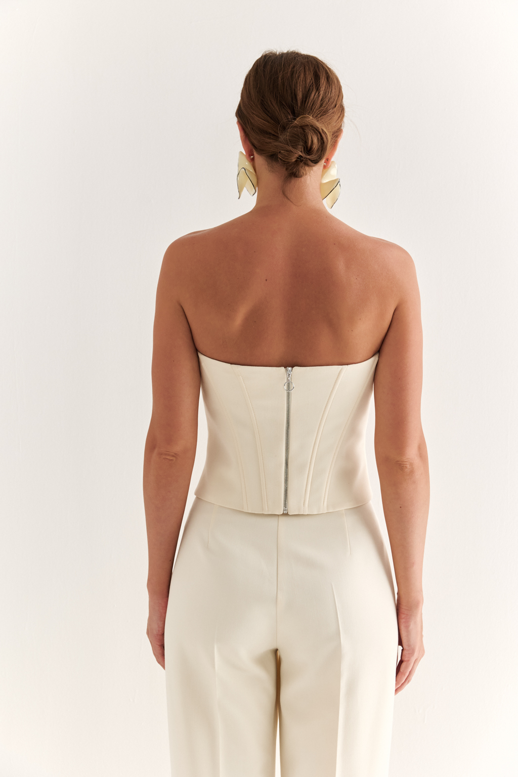 Корсет: точность формы и сила силуэта

Этот корсет создан для того, чтобы подчёркивать фигуру и собирать образ в единое целое. Анатомический крой, выточки и жёсткая конструкция формируют чёткий силуэт «песочные часы», акцентируя талию и зону декольте. Гладкая спинка и идеальная посадка делают модель комфортной и уверенной в носке.

Носите как самостоятельный элемент с брюками или юбкой, или в паре с жакетом — для яркого, структурного образа.

Минимум ткани — максимум характера.