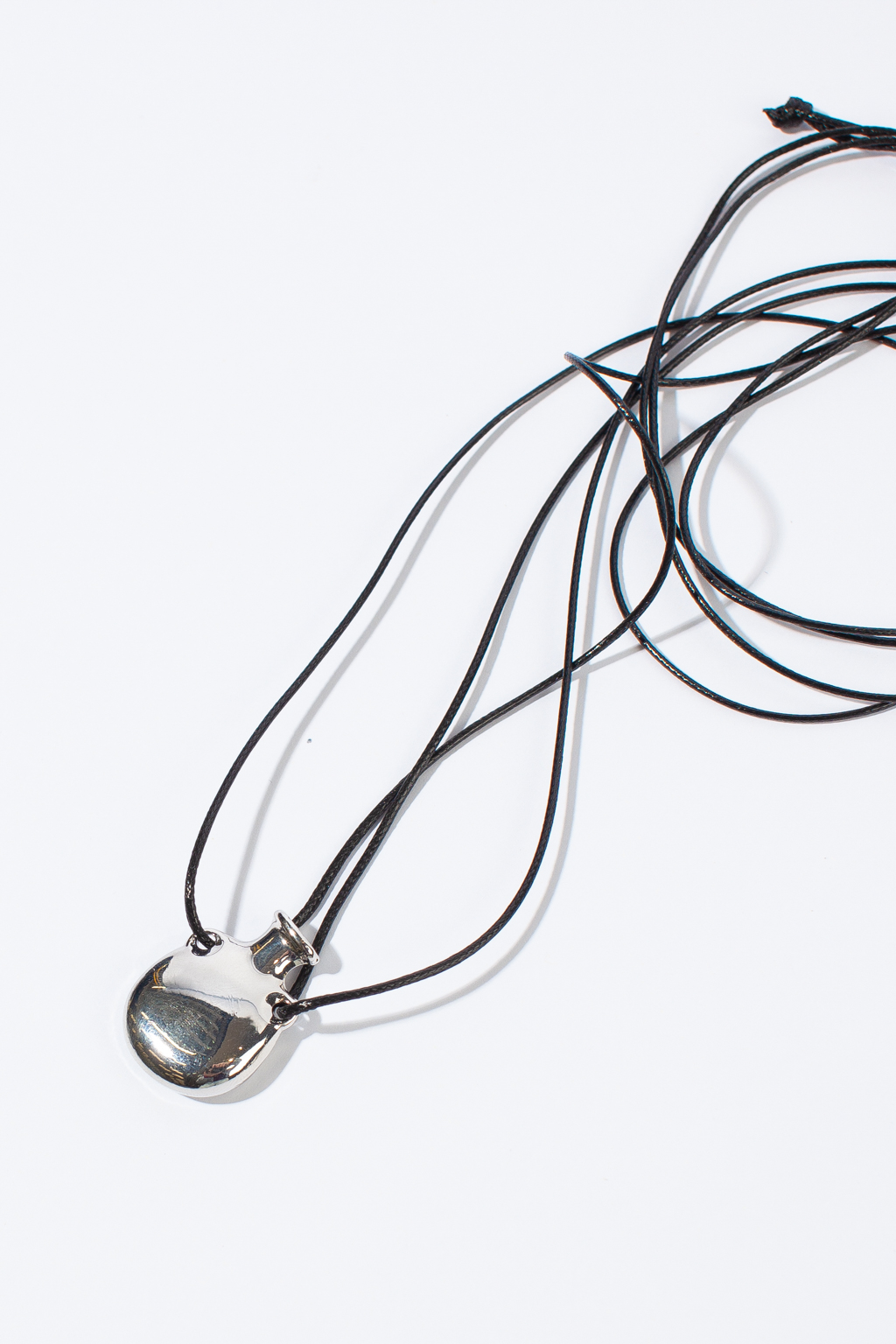 Кулон на подвеске из гипоаллергенного металла, станет изысканным акцентом в вашем образе. Шнурок регулируется по длине, что позволяет легко комбинировать его с другими украшениями или аксессуарами.