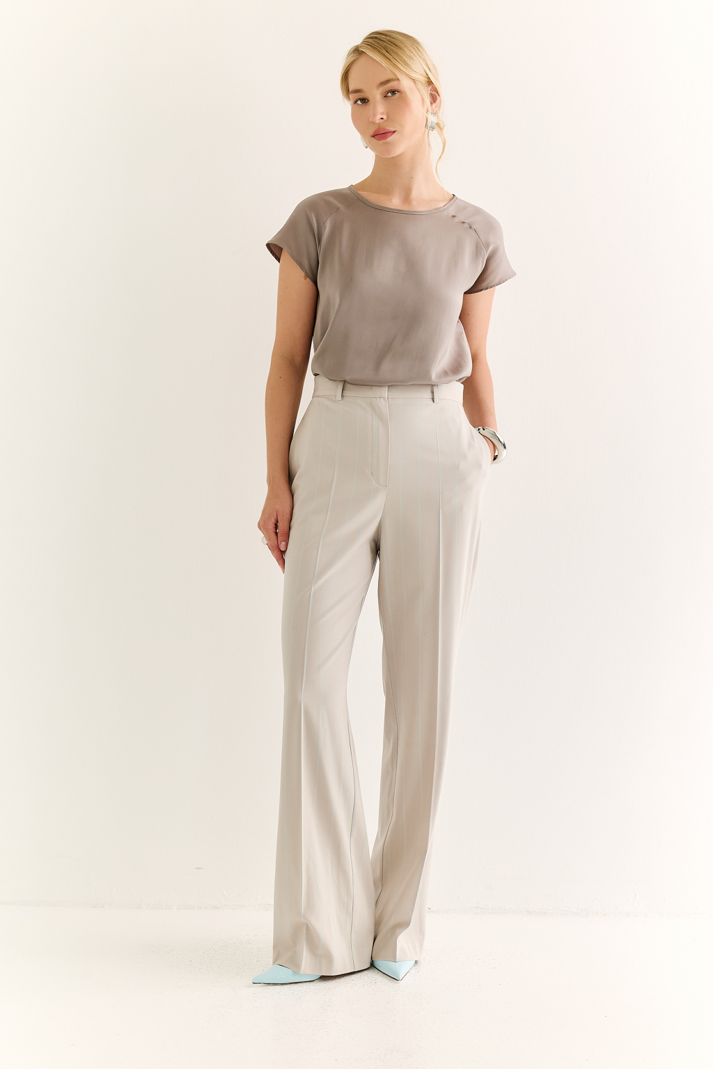 Классические брюки: основа уверенного гардероба. Брюки прямого силуэта с высокой посадкой — это безупречная база, которая работает в любом образе. Чёткие стрелки визуально вытягивают ноги. Идеальны для сочетания с жакетами, блузами, рубашками или трикотажем. Актуальны в деловом комплекте и легко вписываются в повседневный стиль. Брюки, в которых комфорт сочетается с точностью.