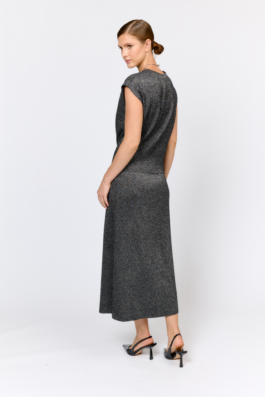 Джемпер со спущенным плечом без рукавов, с круглым вырезом, свободного кроя. Качественный материал с вискозой и эластаном в составе обеспечивает комфорт и безупречную посадку. Универсальный предмет гардероба, который легко впишется в любой стиль.