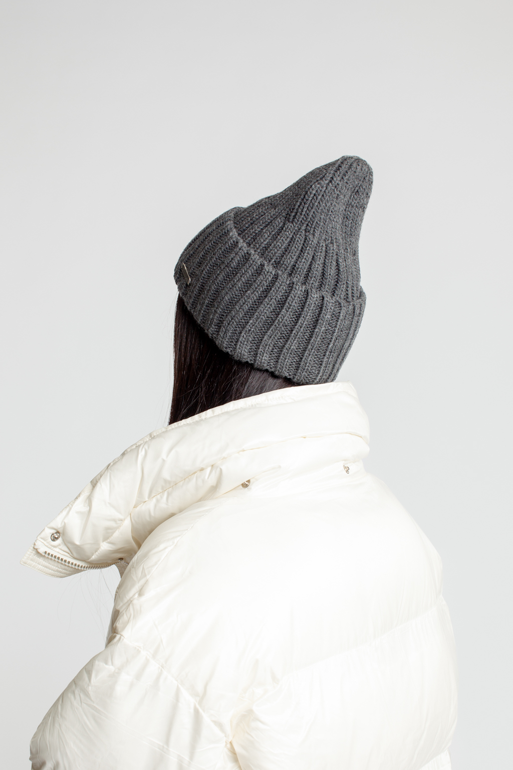 Шапка женская с отворотом. Является совершенным аксессуаром для утепления в осенний и зимний сезон.