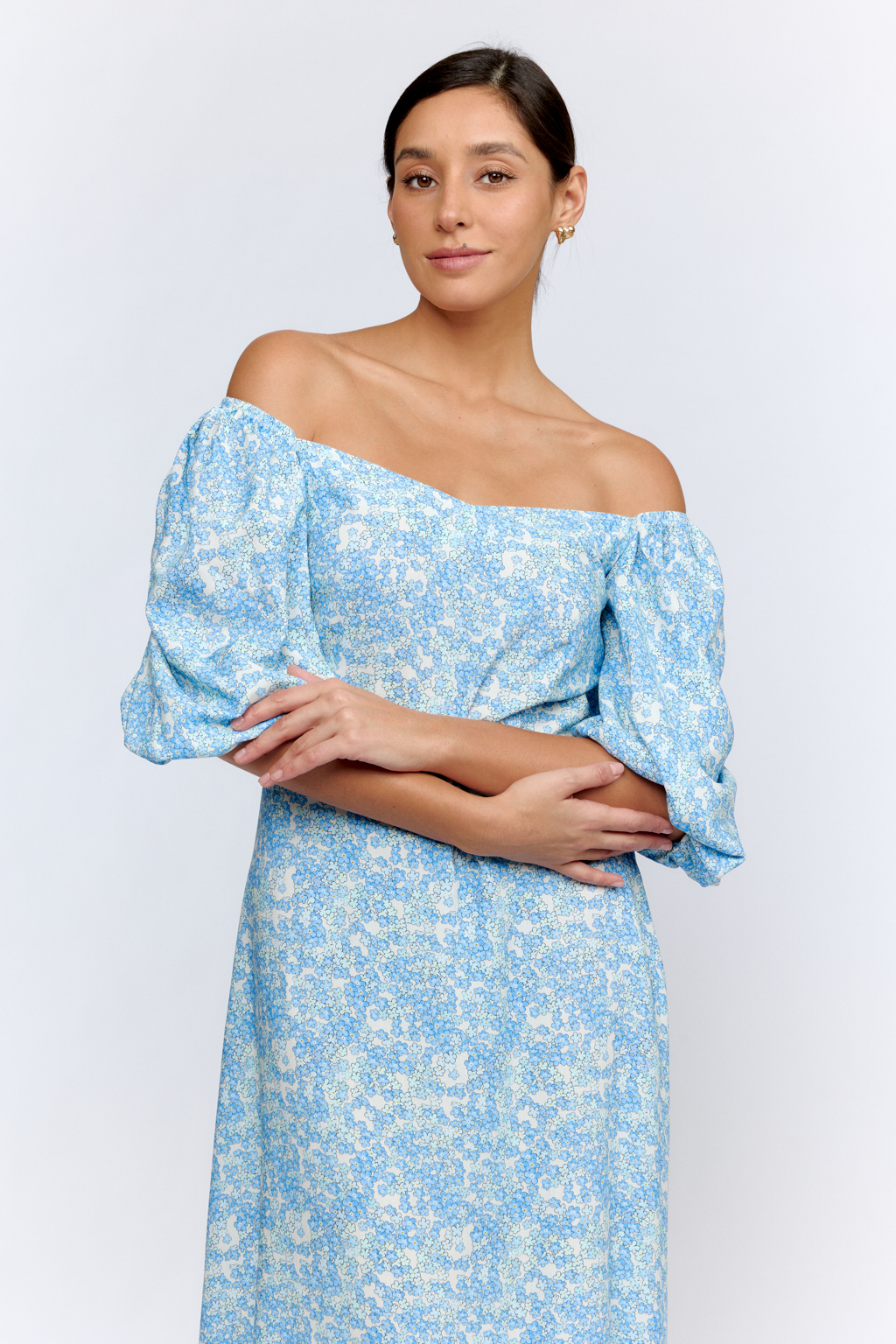 Платье длиной миди, с отрезной расклешенной юбкой, и фигурном вырезом горловины, рукавом на резинке.