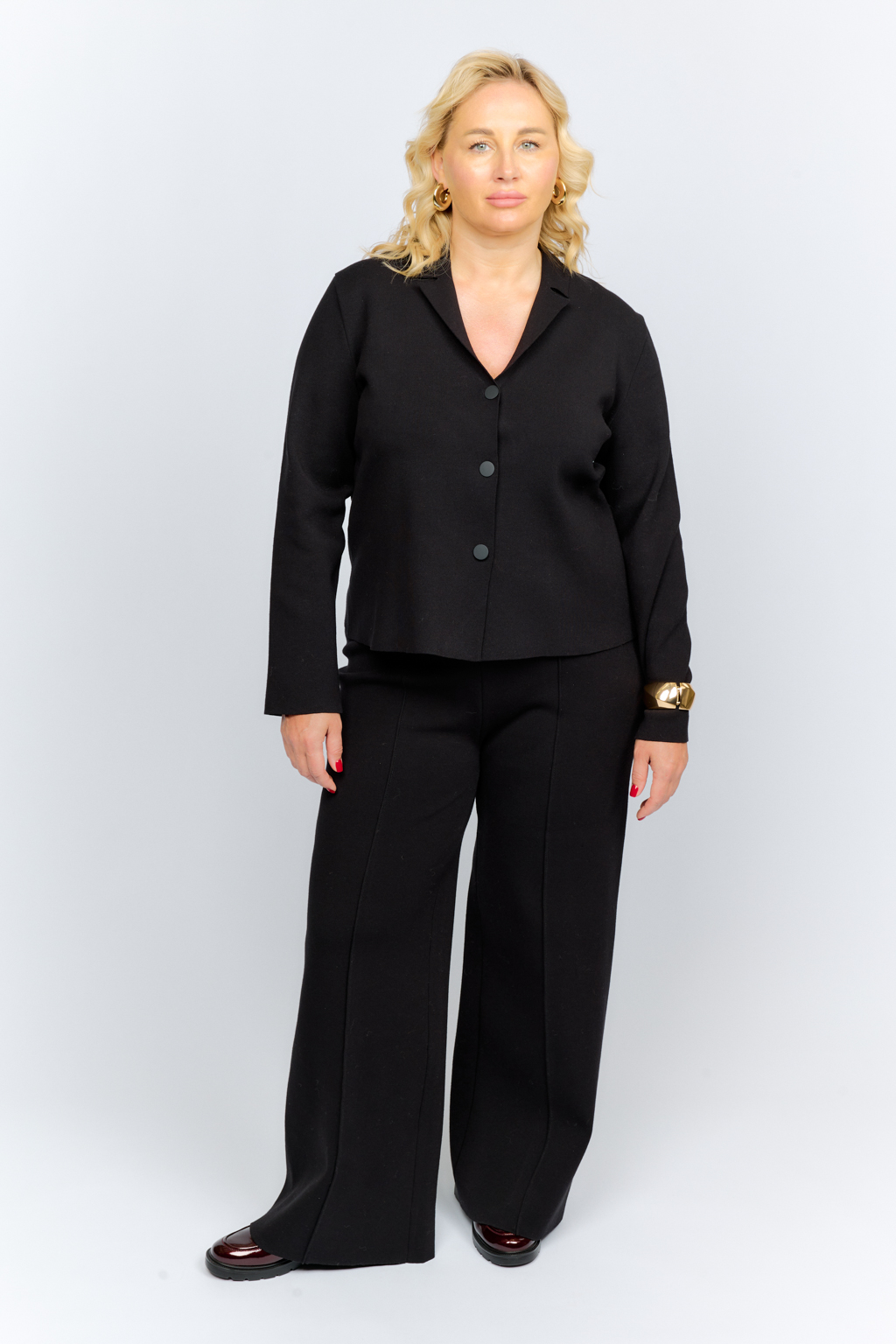 Брюки на резинке с отстроченными стрелками силуэта клеш.