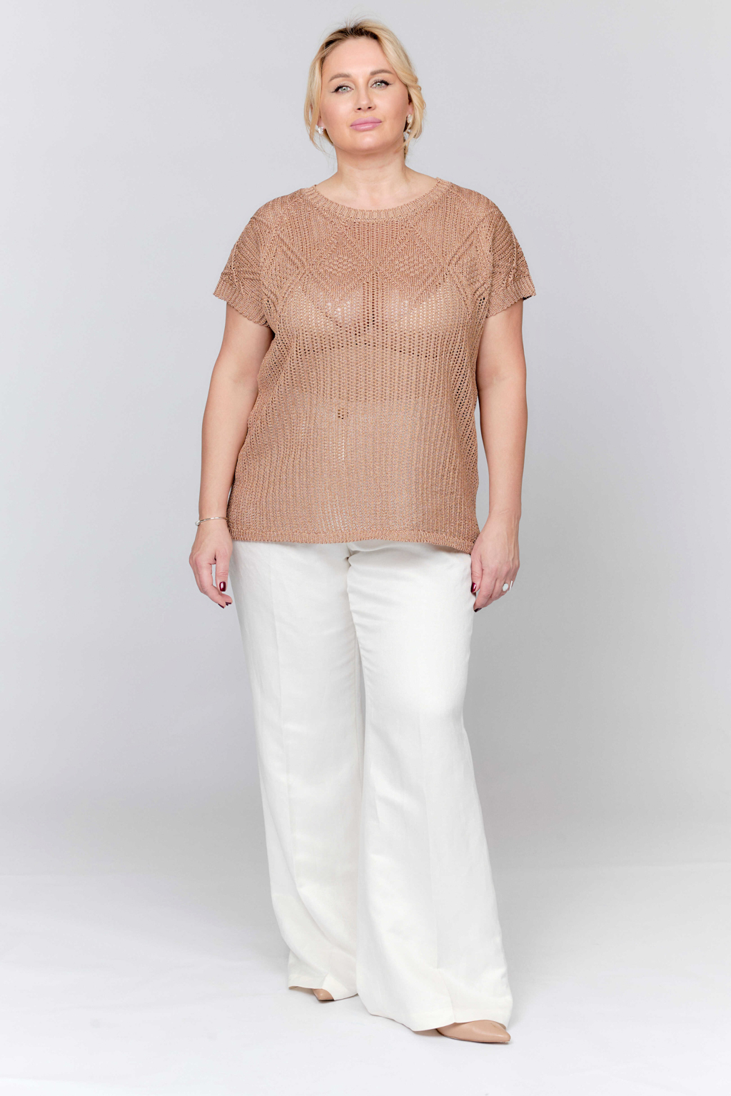 Джемпер без рукавов свободного кроя с круглым вырезом.