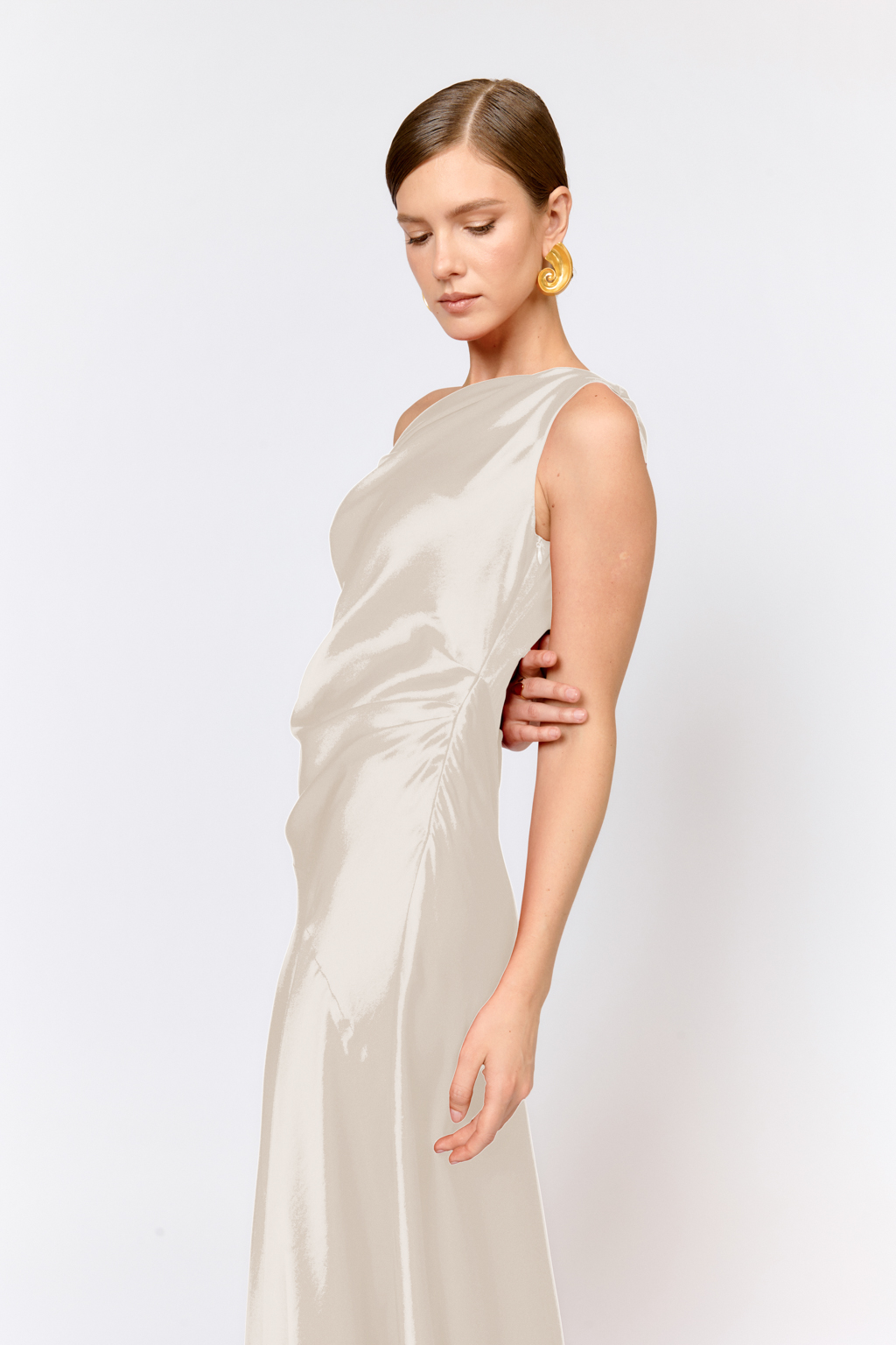 Изящное платье длины макси с асимметричными бретелями скроенное по косой из струящейся плательной ткани с атласной фактурой. Крой по косой обеспечивает свободу движений и позволяет ткани красиво струиться по фигуре. Преимущества ткани: матовый перелив создает утонченный благородный блеск, материал устойчив  к деформациям и сохраняет  форму при носке. Приятен к телу и обеспечивает комфорт в течении всего дня. Вискоза в составе придает мягкость и пластичность. Район добавляет прочность и износостойкость, сохраняя легкость изделия.