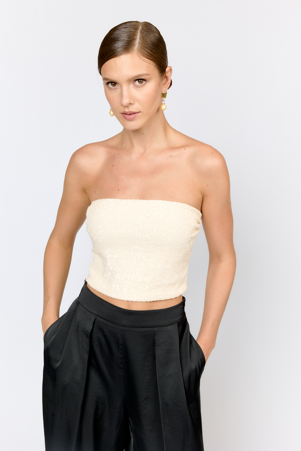 Серьги выполнены в классическом стиле с подвесками из майорки и ювелирного стекла. Английский замок обеспечивает надежное крепление. Фурнитура выполнена из гипоаллергенного сплава со стойким гальваническим покрытием золотом.