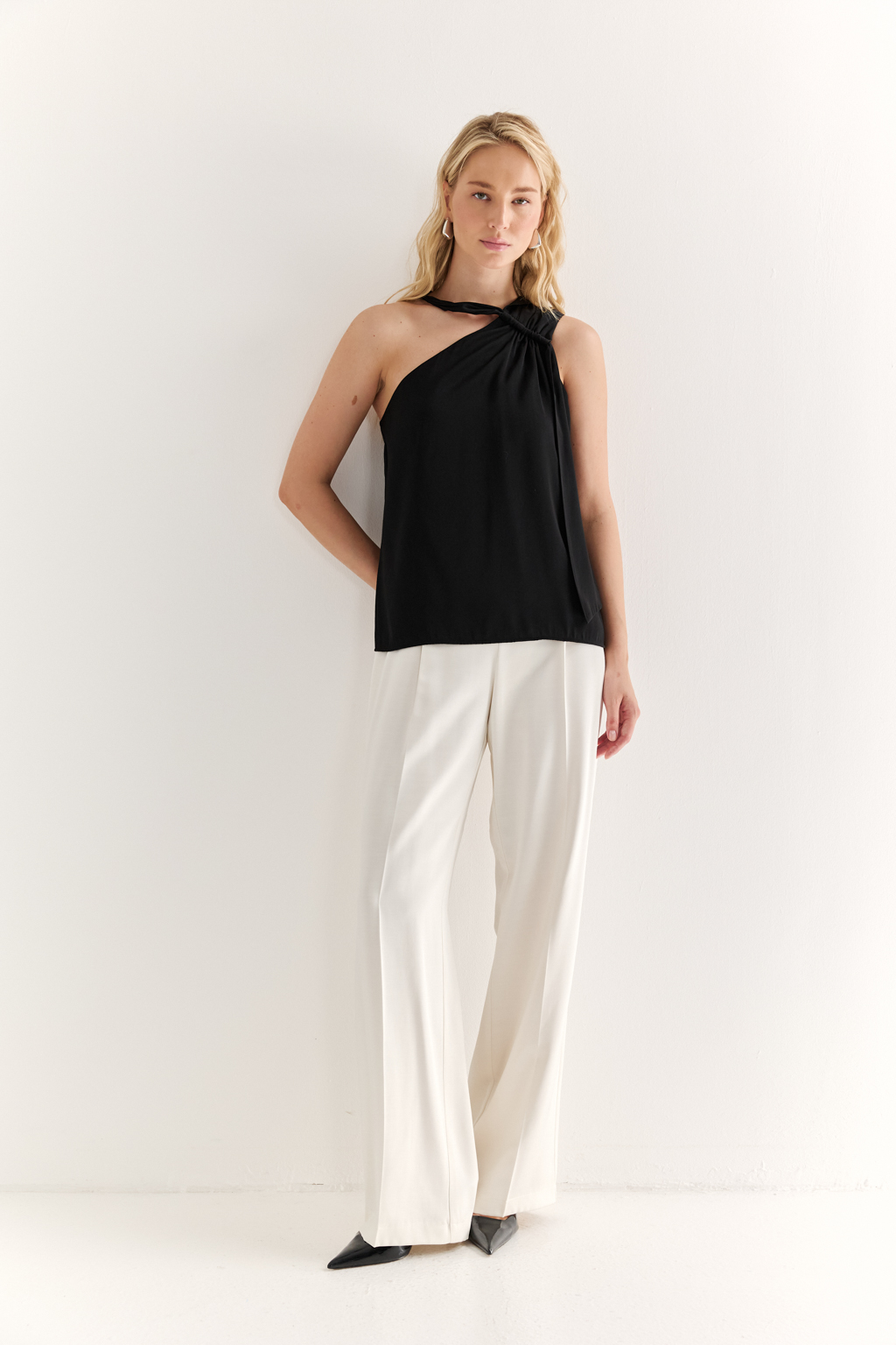 Топ с асимметричной завязкой переходящей в шарф