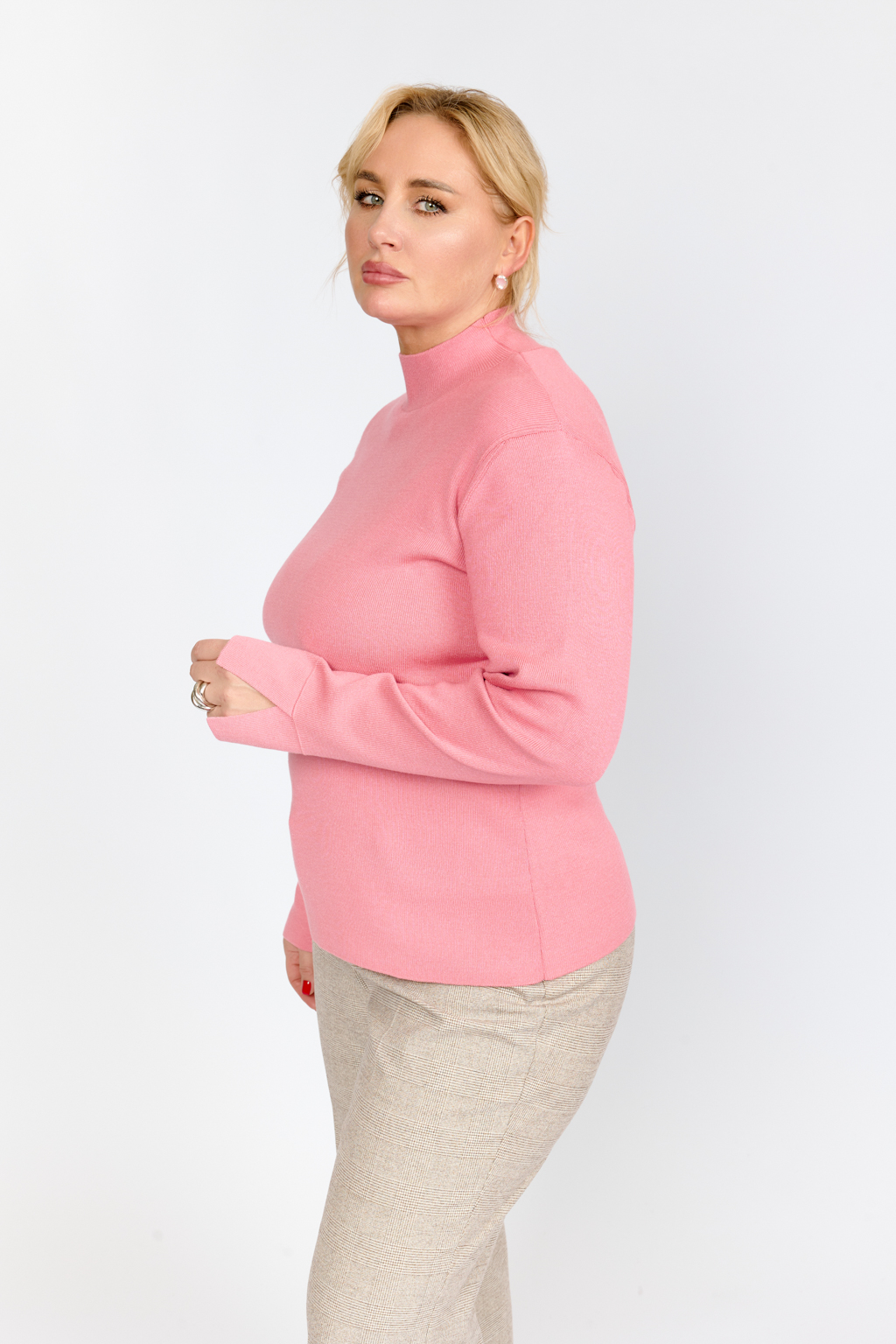 Джемпер приталенного силуэта с воротником стойка. Рука длинный, разрезы на манжетах.