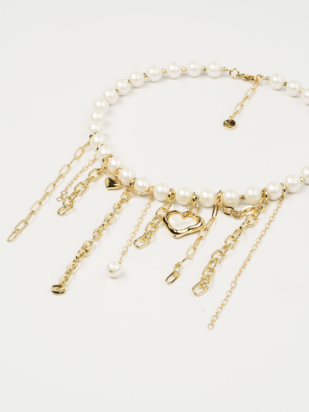 Изящное авторское колье из коллекции "Butter yellow" из майорки нежного молочно-желтого цвета дополнено  каскадами цепочек золотого цвета и акцентировано подвеской в виде сердечка. Длина колье от 43 до 48 см, диаметр бусины 10 мм. Фурнитура выполнена из гипоаллергенного сплава со стойким гальваническим покрытием. Вес колье 51 грамм.