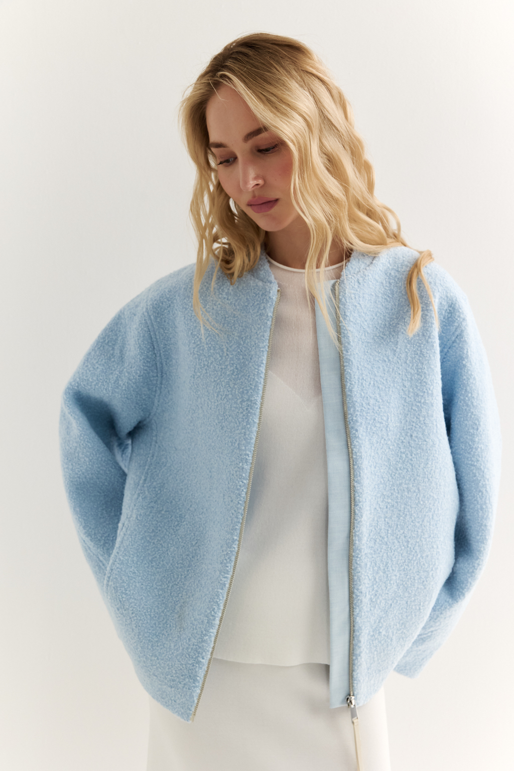 Куртка оверсайз силуэта длиной до бедер с застежкой на молнию