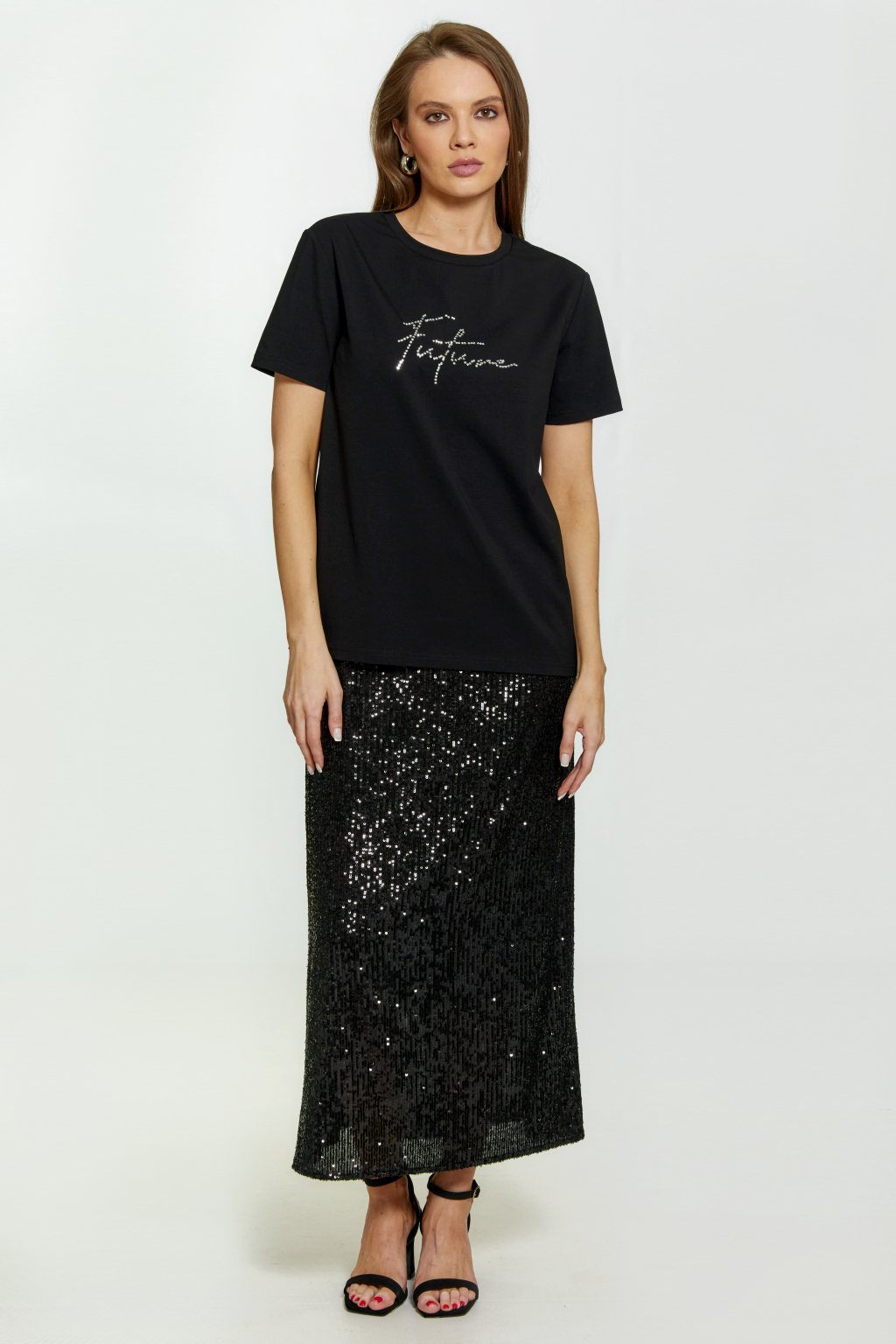 Футболка свободного силуэта с  короткими рукавами. По полочке термо декор.