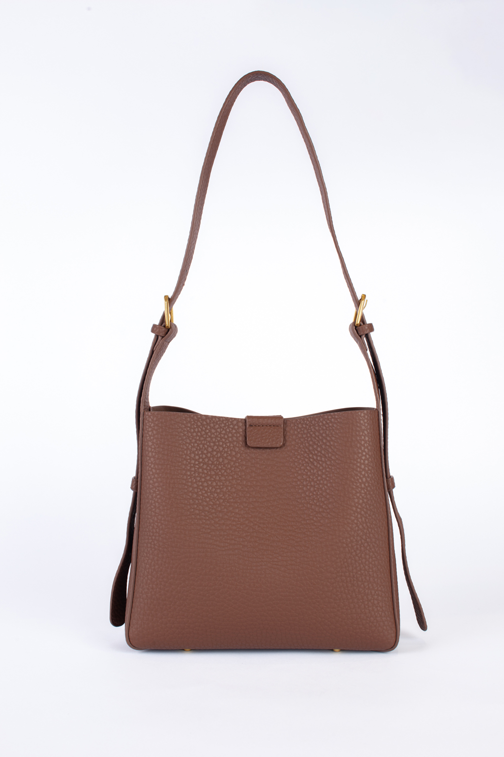 Вместительная сумка с длинной ручкой и актуальной золотой фурнитурой. Внутри сумки- косметичка. Выполнена из зернистой экокожи. Застегивается на магнитную кнопку. Сумка прекрасно впишется в гардероб и станет универсальным аксессуаром на каждый день. Размеры: 26*9*23 см.