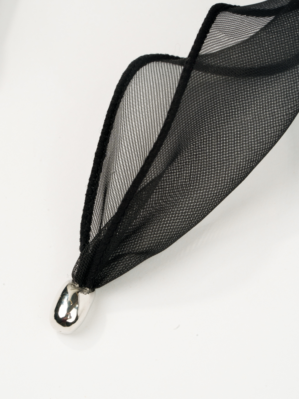 Дизайнерское колье из коллекции «SERENITY» с металлическим кулоном в виде летящей птицы серебряного цвета на текстильной ленте из черной плотной органзы. Длина ленты позволяет варьировать стиль колье. Украшение выполнено из гипоаллергенного сплава с гальваническим покрытием. Колье прекрасно сочетается как с платьями, так и с жакетами.  Вес колье составляет 39 гр, длина до 140 см.