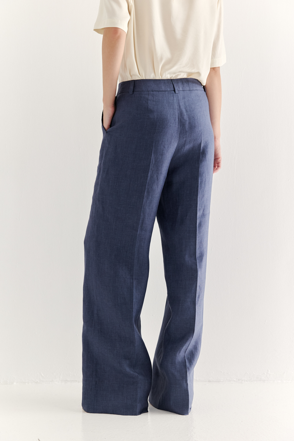 Эти брюки прямого силуэта созданы для абсолютного комфорта и расслабленной элегантности. Выполненные из ткани премиум-класса в шоколадном оттенке, они дарят невероятное ощущение мягкости и комфорта. Состав: стопроцентный лен с эффектом air wash. В дизайне этих брюк нашли отражение элементы мужского кроя: застёжка-гульфик, пояс со шлевками и удобные карманы. Входы в карманы отделаны с помощью декоративного петельного шва.  Широкая подгибка позволяет регулировать длину брюк посредством отворота-манжета, создавая элегантный акцент по низу. Брюки идеально дополнят городской look с льняным жакетом и трикотажем.