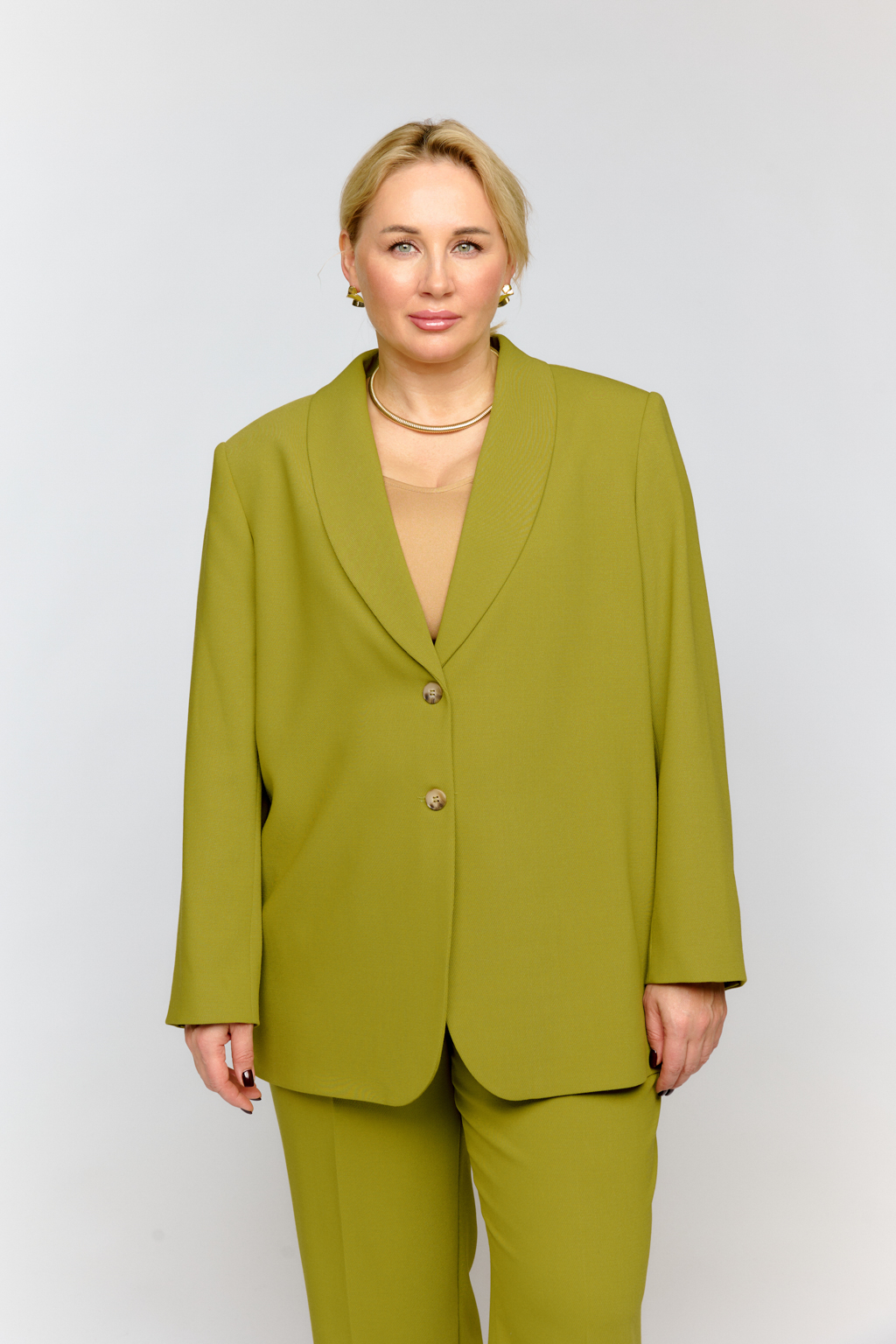 Жакет свободного силуэта зауженный книзу на две пуговицы. Воротник шалька.