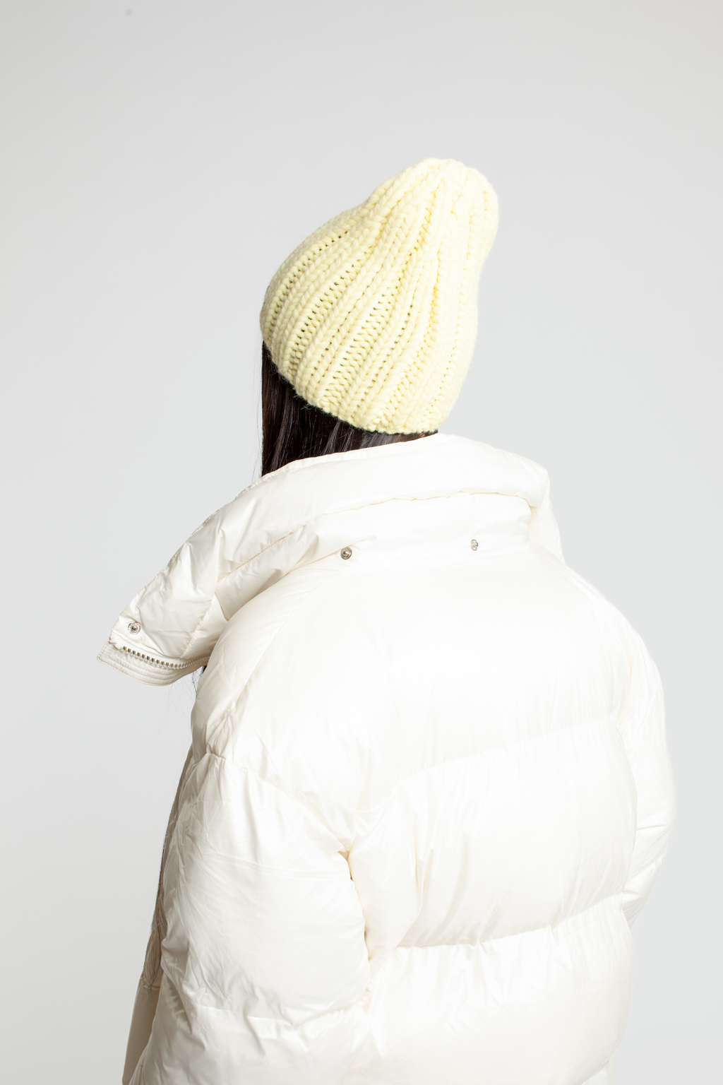 Шапка женская без отворота. Теплый и стильный головной убор для утепления в осенний и зимний сезон.