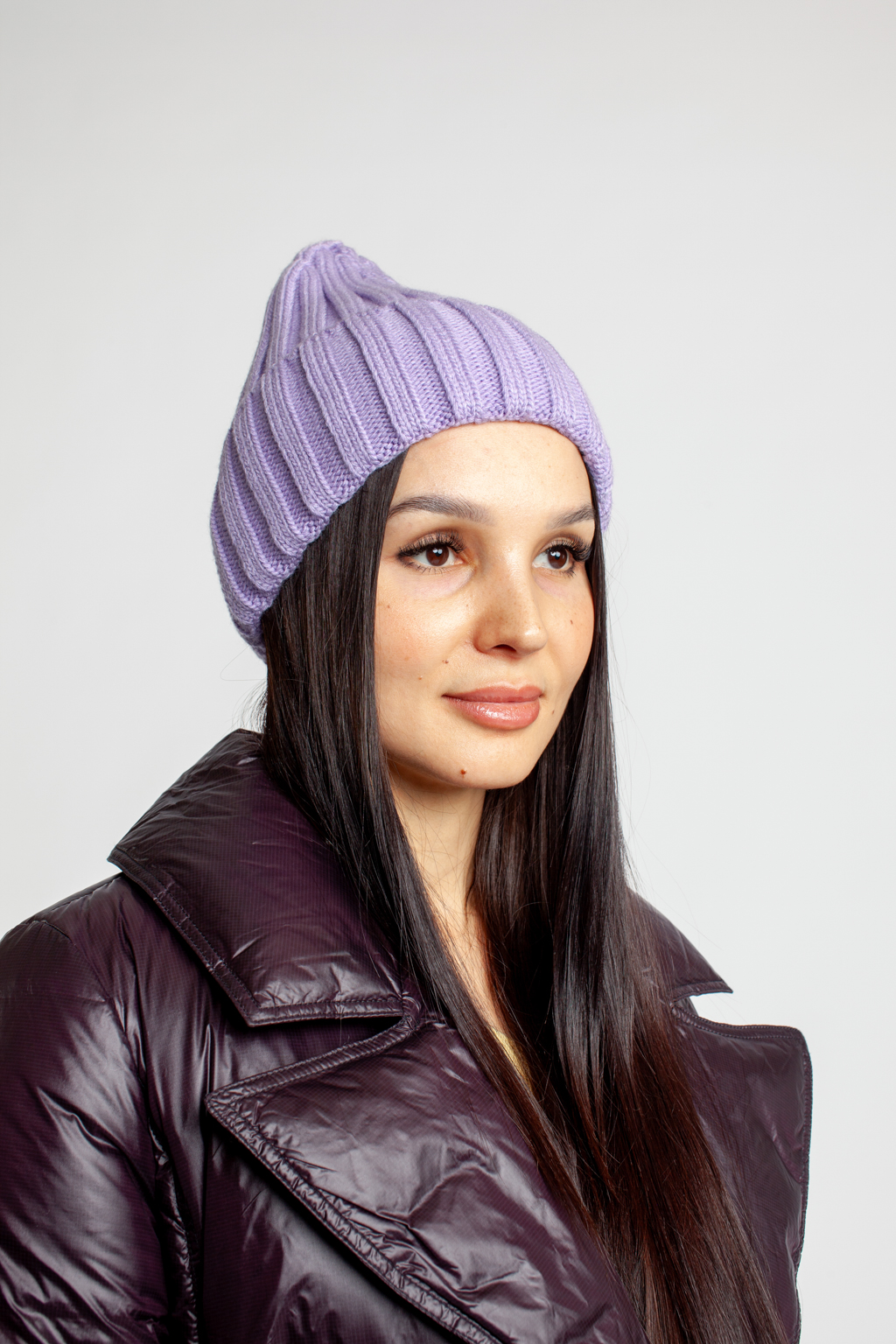 Шапка женская с отворотом. Является совершенным аксессуаром для утепления в осенний и зимний сезон.