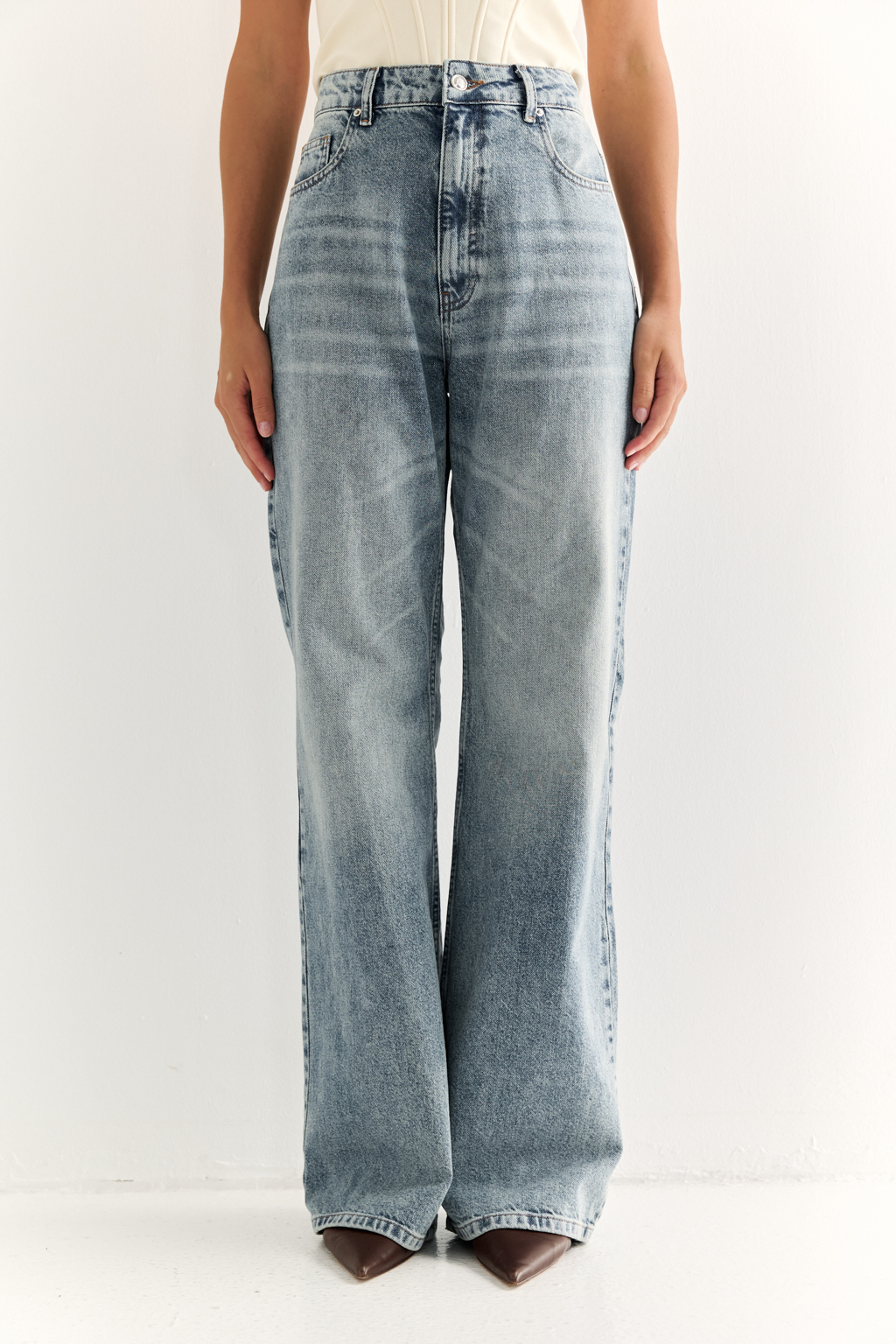 Трендовые прямые джинсы с оригинальными потертостями в актуальном голубом цвете.  Премиальный деним обеспечивает комфорт в носке.