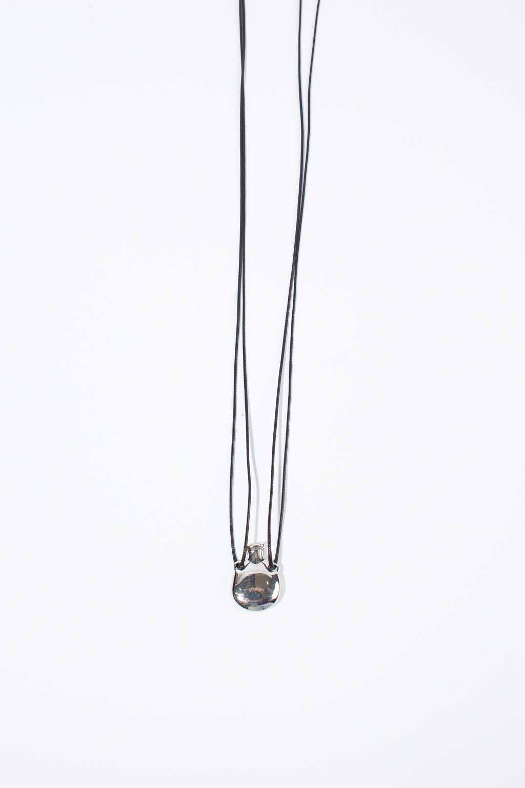 Кулон на подвеске из гипоаллергенного металла, станет изысканным акцентом в вашем образе. Шнурок регулируется по длине, что позволяет легко комбинировать его с другими украшениями или аксессуарами.