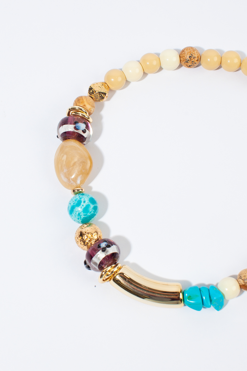 Стильное дизайнерское колье выполнено с использованием натуральной яшмы, акрила, майорки и муранского стекла. Длина изделия 34 см. Фурнитура выполнена из гипоаллергенного сплава со стойким гальваническим покрытием.