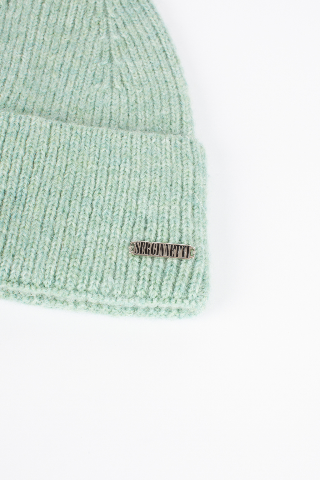 Шапка женская с отворотом. Является совершенным аксессуаром для утепления в осенний и зимний сезон.