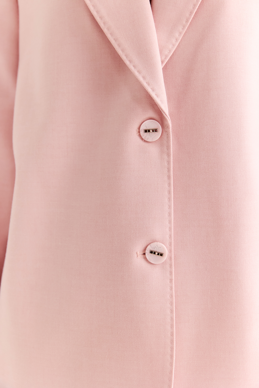 Классический жакет: фундамент уверенного образа. Жакет прямого силуэта с чёткой линией плеч — это безвременная классика, которая подчёркивает вкус и статус. Однобортная застёжка и лаконичные детали делают модель универсальной: она органично впишется как в деловой, так и в повседневный гардероб. Благодаря прямому силуэту и продуманной длине, жакет хорошо садится и визуально стройнит. Идеален в паре с брюками или даже с джинсами — для смелого контраста. Сила в простоте. Элегантность в каждой детали.