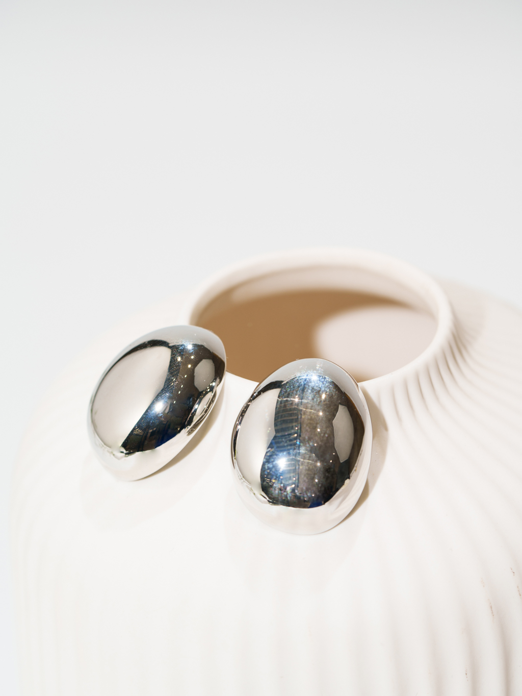 Базовые серьги выполнены из гипоаллергенного металла и имеют зеркальную поверхность и замок-гвоздик. Стильно дополнят любой образ. Фурнитура серебро.