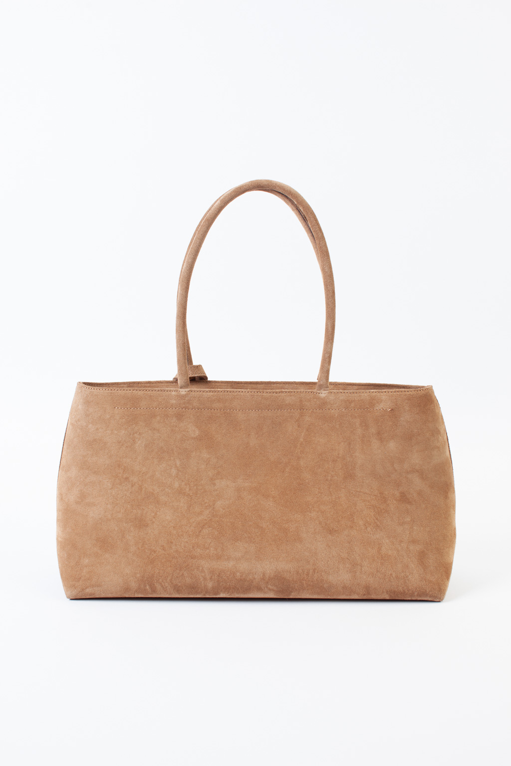 Сумка-тоут выполнена из натуральной замши. Аксессуар закрывается на металлическую молнию,имеет удобные ручки и брелок. Размеры сумки: 45*21*5,8 см.