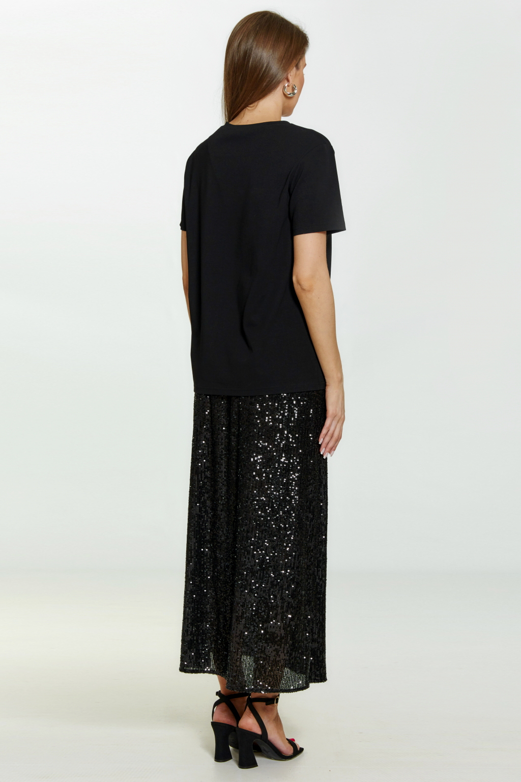 Футболка свободного силуэта с  короткими рукавами. По полочке термо декор.