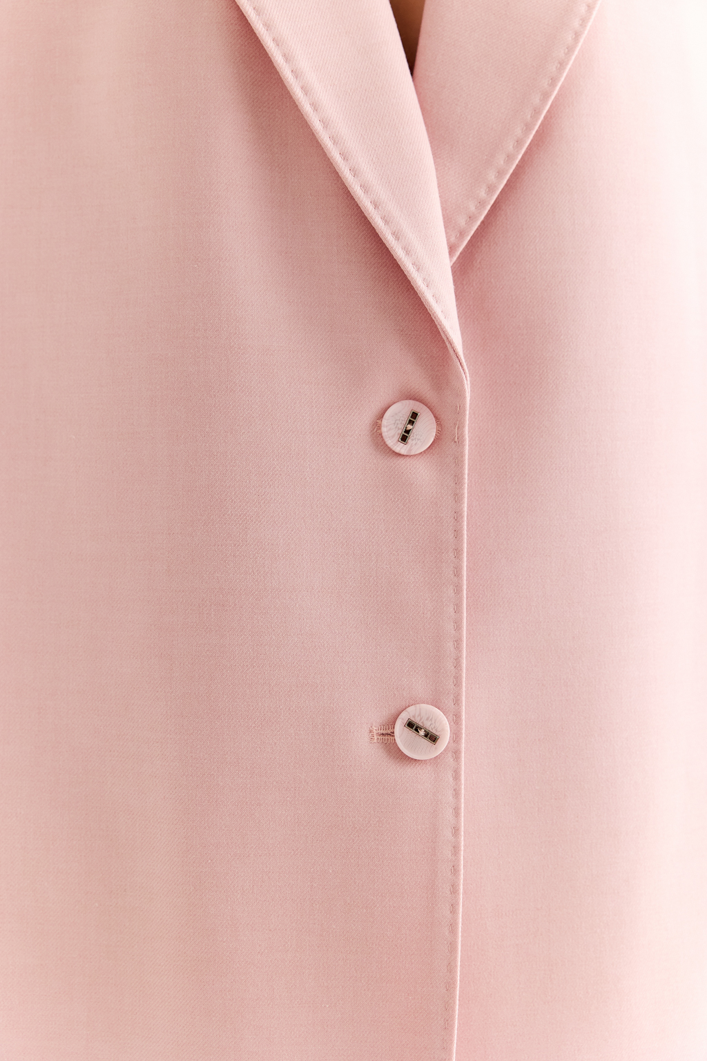 Жилет-жакет: классика, адаптированная к новому времени. Стильный жилет с лацканами и прямой спинкой — это элегантная альтернатива классическому пиджаку. Он подчёркивает силуэт и делает образ визуально стройнее, при этом сохраняя лёгкость и свободу движения. Приталенный крой и чёткие линии придают образу собранность, а отсутствие рукавов позволяет играть со слоями. Станет идеальной парой с брюками, а также может стать акцентом в образе с футболкой или топом. Минимум формальности — максимум стиля.