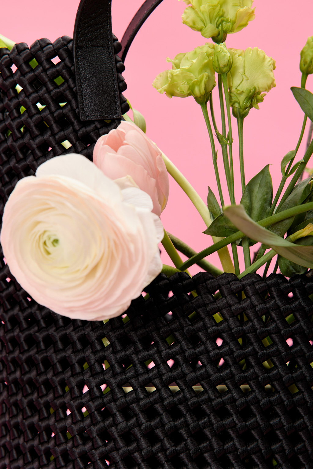 Стильная, плетеная сумка - тоут выполнена из высокотехнологичного нейлона , ручки - натуральная кожа . Несмотря на воздушный вид сумка держит форму.  Внутри есть косметичка на молнии для хранения мелочей. Цвет фурнитуры - серебро.

Вес 1080

Размер: 43 x 45 (+10 ручка) x 13 cm ( длина x высота x ширина)