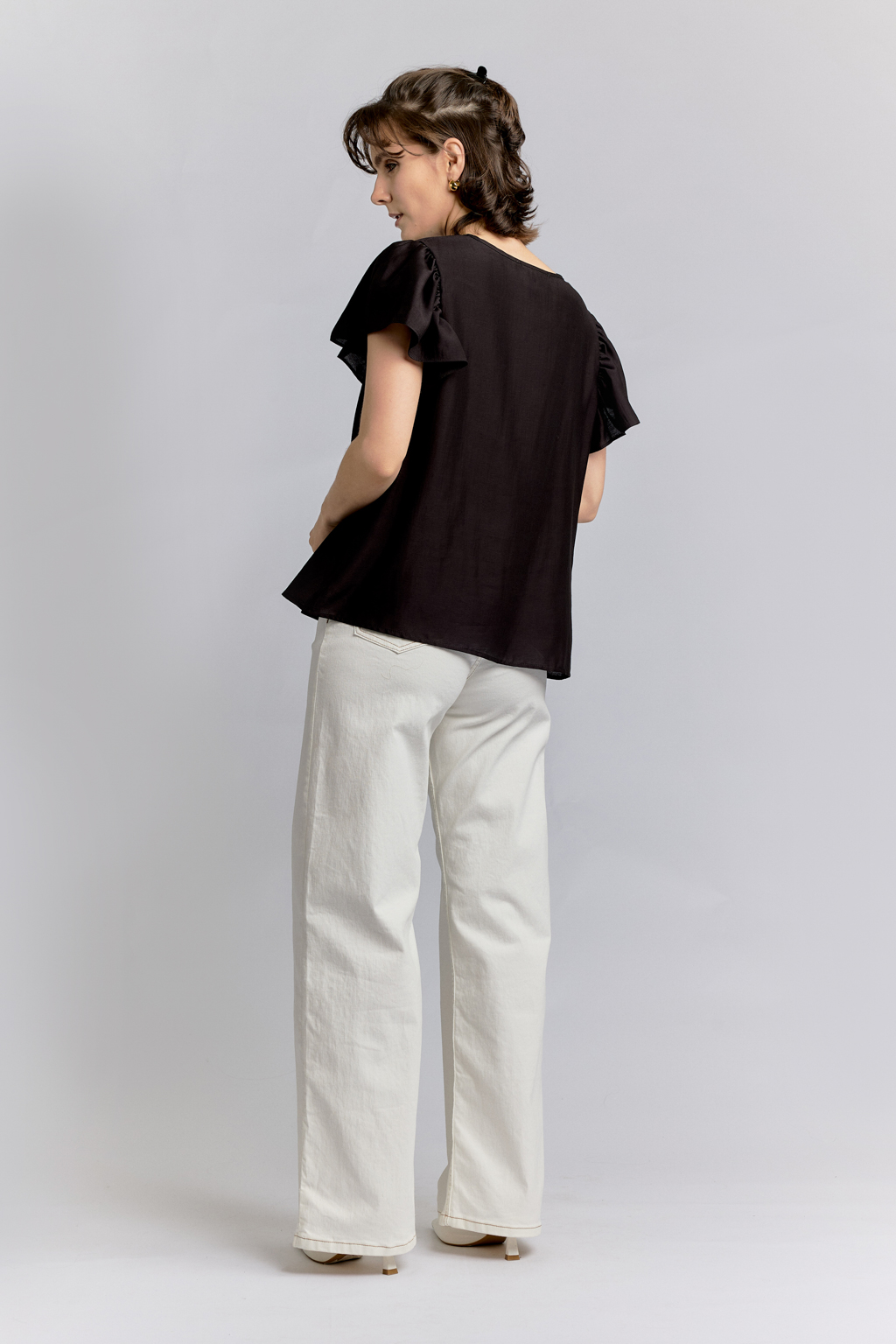 Блуза прямого силуэта с рюшами на рукавах.