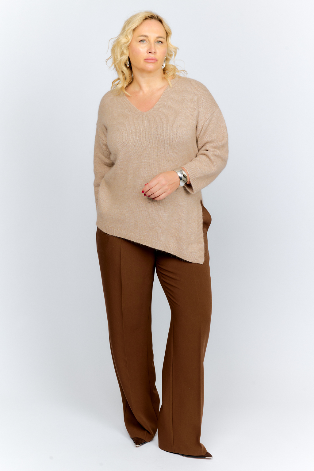 Туника с V-образным вырезом и ассиметричным низом.