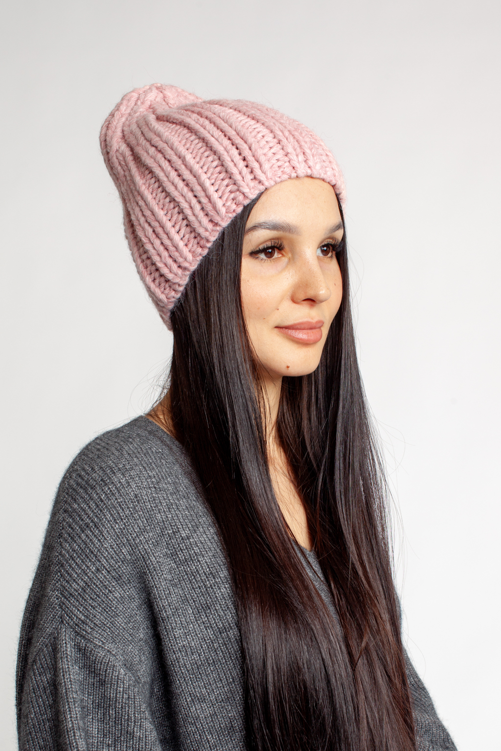 Шапка женская без отворота. Теплый и стильный головной убор для утепления в осенний и зимний сезон.
