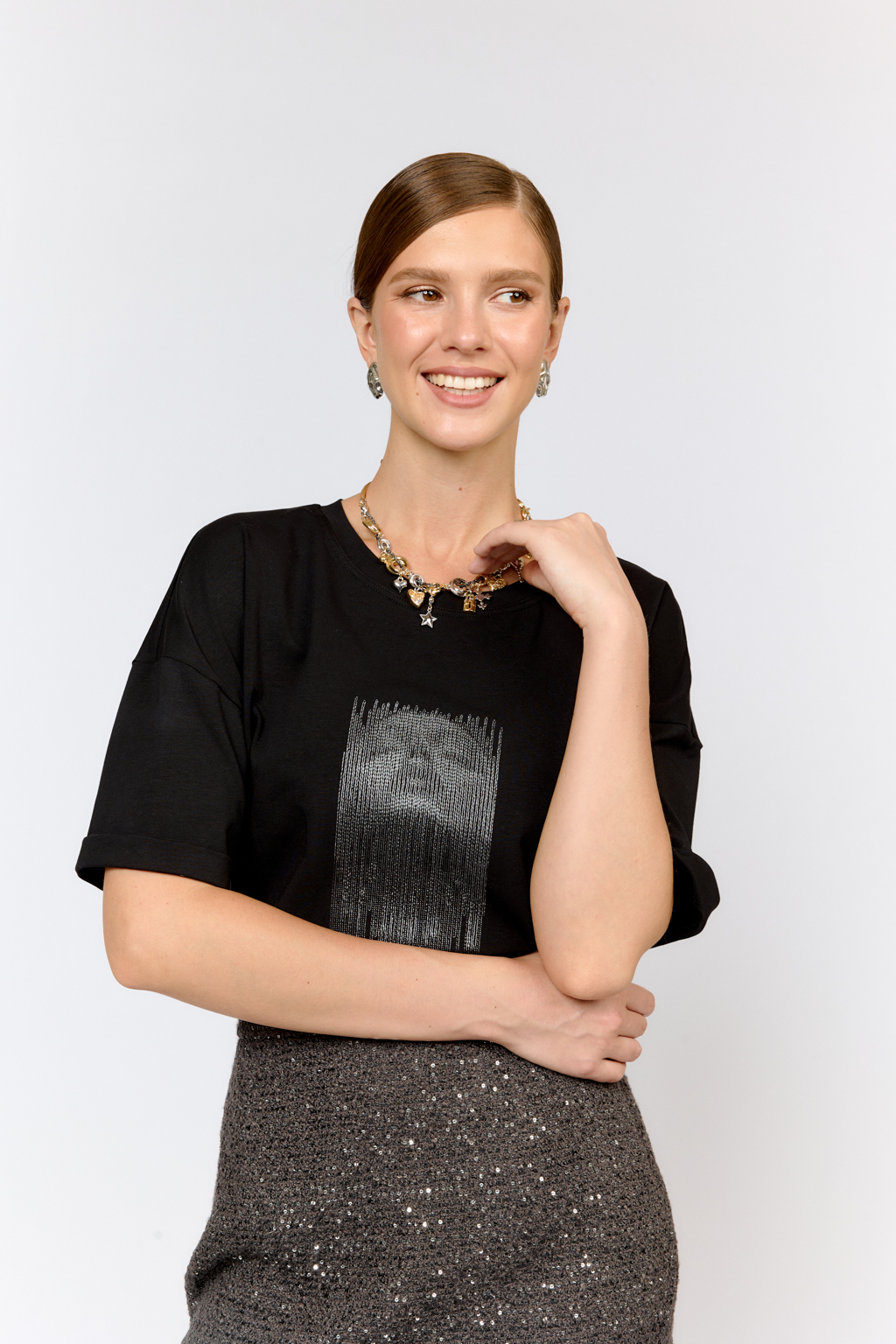 Оригинальное колье на основе металлической цепи с набором необычных подвесок в виде замка, креста, ключа, сердца и звезды. Фурнитура выполнена из гипоаллергенного сплава со стойким гальваническим покрытием золотом и серебром. Длина составляет 45 - 54 см, а вес – 109 гр.