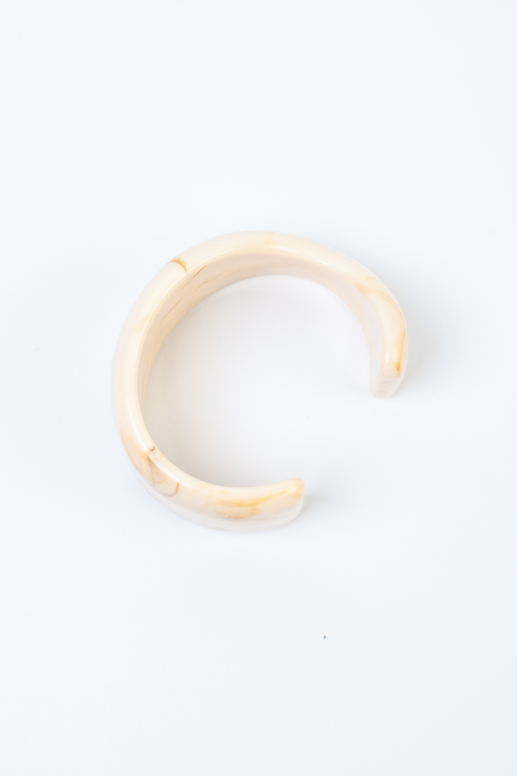 Стильный браслет в бежевом оттенке создан для женщин, ценящих неподвластный стиль времени. Изделие выполнено из акрилового ацетата, что обеспечивает его долговечность, легкость и современный дизайн.