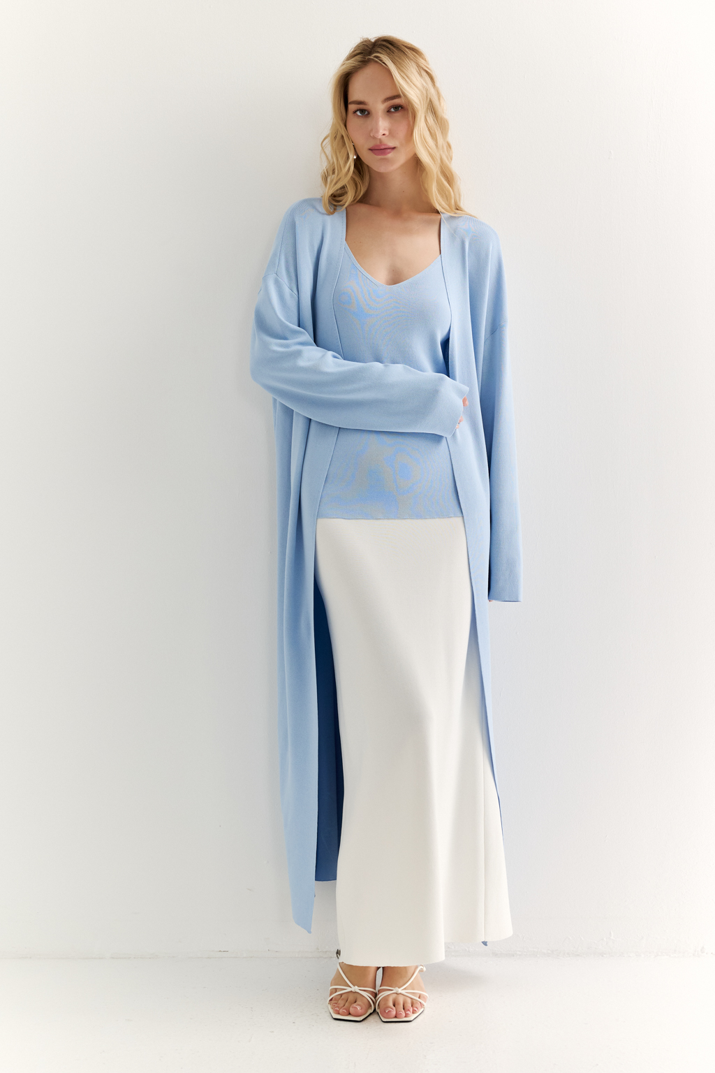 Кардиган длиной миди прямого силуэта с V-образным вырезом.