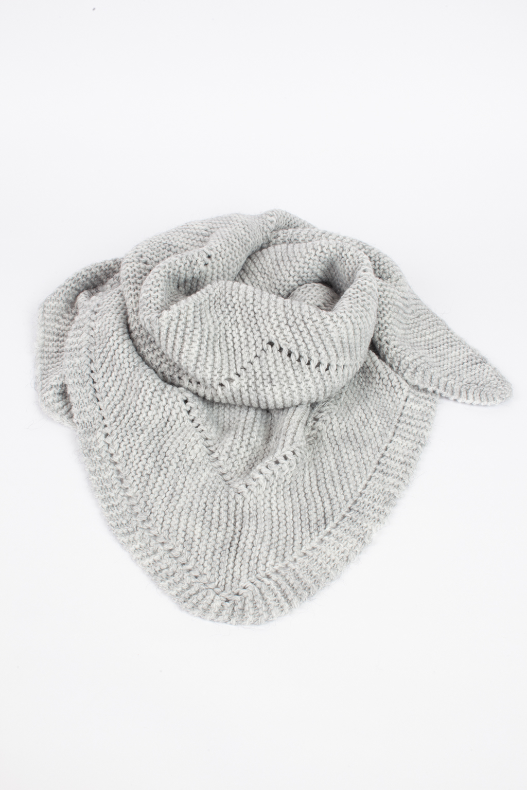 Косынка женская-  универсальный аксессуар, обладающий согревающей функцией и возможность обыгрывать образ в любой интерпритации. В составе материала шерсть, обеспечивающая морозоустойчивость и сохранения тепла в холодный период.