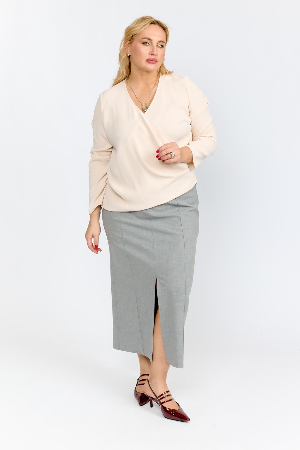 Юбка длиной макси с застроченными рельефами по передней части юбки.