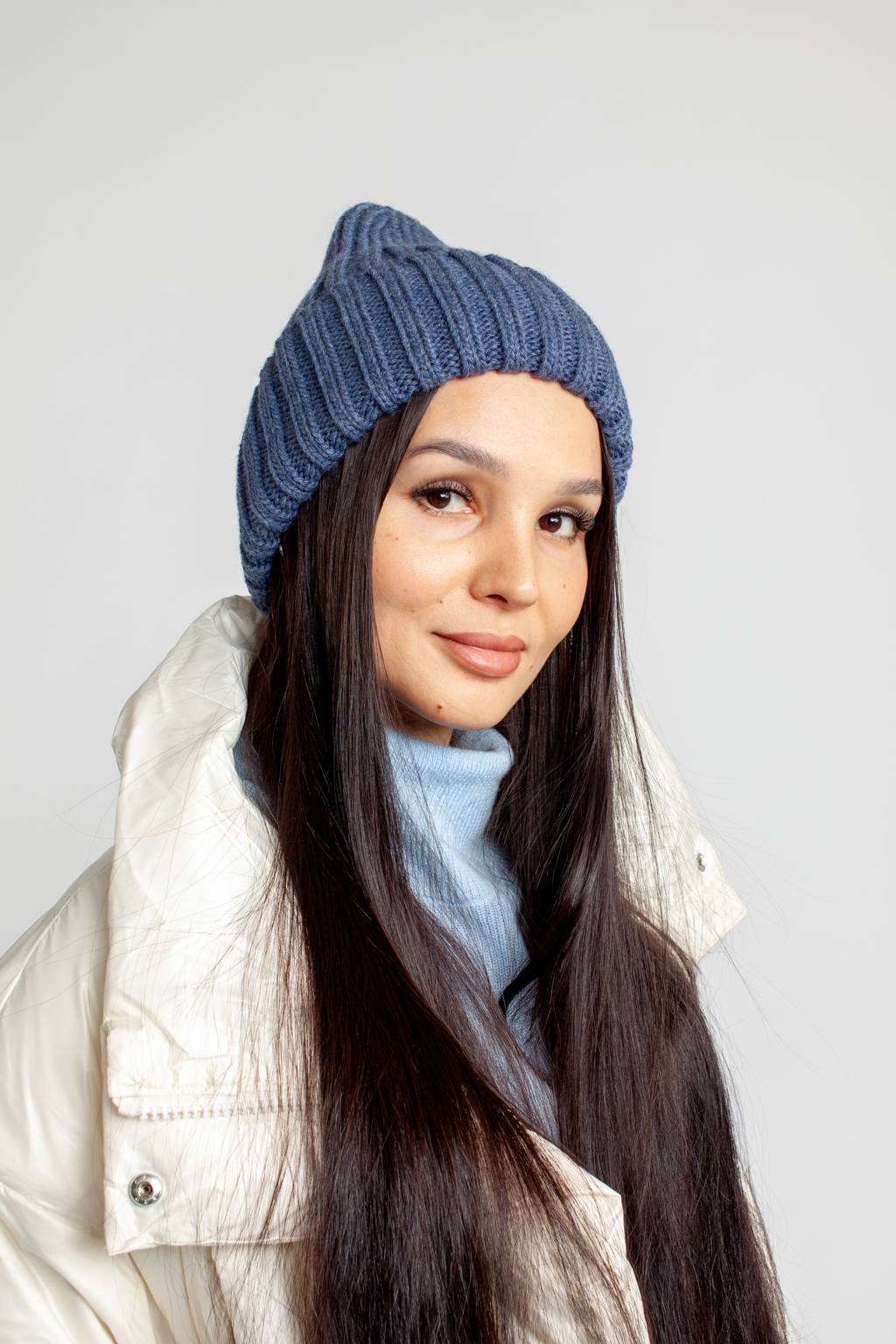 Шапка женская с отворотом. Является совершенным аксессуаром для утепления в осенний и зимний сезон.