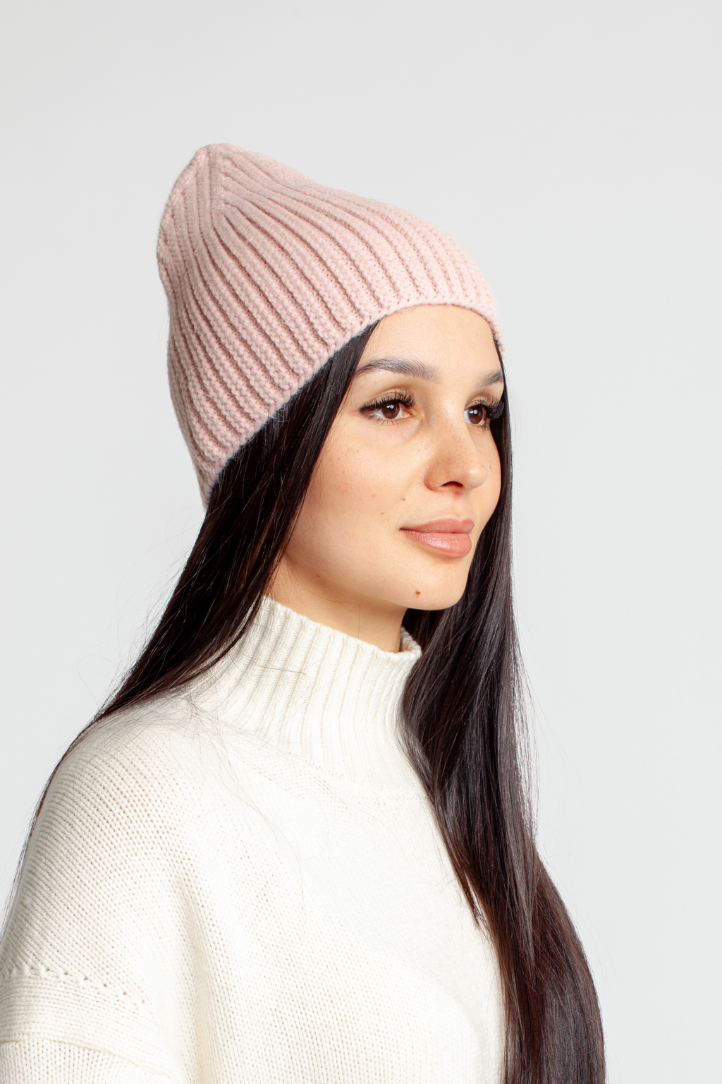 Шапка женская без отворота. Теплый и стильный головной убор для утепления в осенний и зимний сезон.