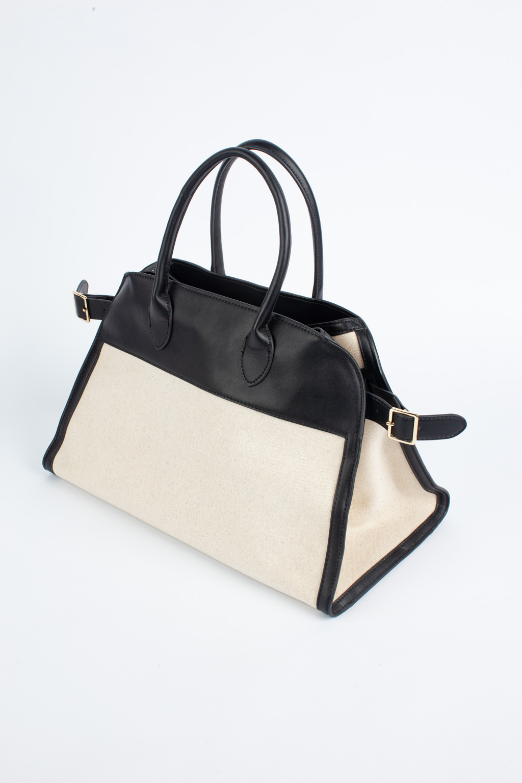 Четкость трапециевидной формы и отсутствие декора в сумке компенсировали контрастом фактур.Сумка выполнена из премиальной эко-кожи и текстиля. Дизайн сумки подчеркнет Ваш уникальный стиль. Изделие выглядит сдержанно, но не просто и будет уместно и в повседневном, и в офисном комплектах. Его объем можно отрегулировать ремешками по бокам. Каждый элемент продукта тщательно проработан, чтобы обеспечить Вам комфорт и уверенность в любой ситуации. Размеры сумки 39*27*23 см